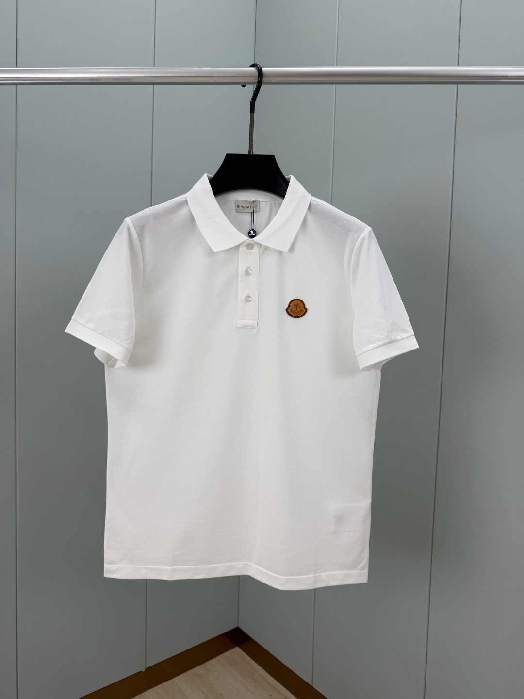 NO:845069,Moncler. Mouth SS26 Summer Leather Badge Logo Polo Shirt is presented in the simplest form, embodying the casual and elegant style. The classic leather logo design is embellished on the left side of the front and chest, which is simple and recognizable. It is made of 60-count double-strand mercerized piqué cotton fabric, which has a bright luster and good wrinkle resistance. The upper body is comfortable and breathable, high-quality fabric; color black, white, size M ~ XXXL, Moncler,19860909Moncler.蒙口 SS26夏季皮革徽章标识Polo衫,以最简约的形式呈现,体现了休闲雅致风格,正面胸前左侧点缀经典皮革标识设计,简约又有辨识度,采用60支双股丝光珠地棉面料,光泽明亮抗皱性佳、上身舒适透气、高品质面料； 颜色黑色、白色 尺码M～XXXL,,Moncler,,Men's clothing