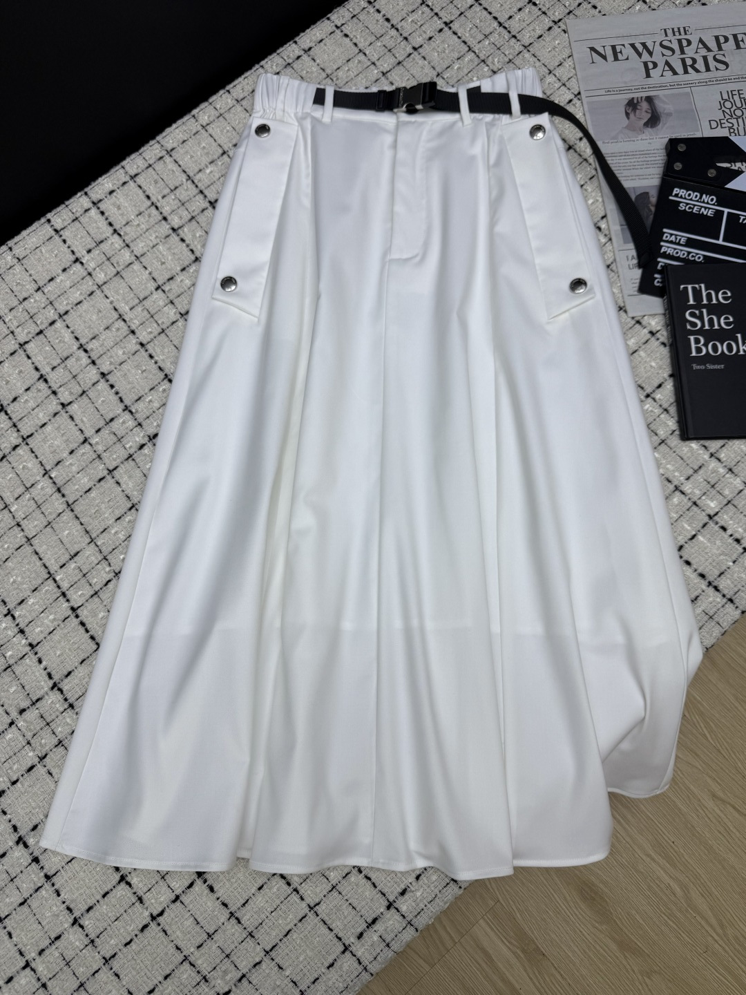 NO:739108,26 spring and summer new style. Long skirt with belt design. Three-dimensional skirt design. Extra large amount. The whole skirt is three-dimensional and stylish on the upper body. Just the right mid-length style. It can be easily controlled by any figure. It looks slim and tall. It looks good with T-shirts or shirts. It is absolutely versatile. Two-color SML, skirts, shirts, tees, t-shirts, etc.1986090926春夏新款 系腰带设计长半裙 立体裙摆设计 超大的用量 整个裙型上身立体有型 恰到好处的中长款 不管什么身材都可以轻松驾驭 显瘦显高 搭配T恤或者衬衫都好看 绝对的百搭王 两色SML,,skirts,shirts,tees，t-shirt,,Women's clothing