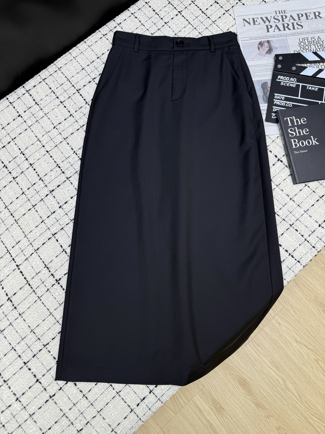 NO:749600,Fashionable long skirt 26ss. Exclusive and lightweight long skirt for summer. Classic triangle logo embellishment. Very design. Customized logo printed waist patch on the inside. A fashionable look. Versatile with all kinds of T-shirts and shirts. Recommended for light and thin fabrics. Two-color SML, skirts, shirts, tees, t-shirts.19860909时髦长半裙 26ss 夏季专属轻薄款长半裙 经典三角标点缀 很有设计感 里面腰间定制logo印花腰贴 一整个时髦Look 百搭各种T恤衬衫 面料轻薄推荐入 两色SML,,skirts,shirts,tees，t-shirt,,Women's clothing