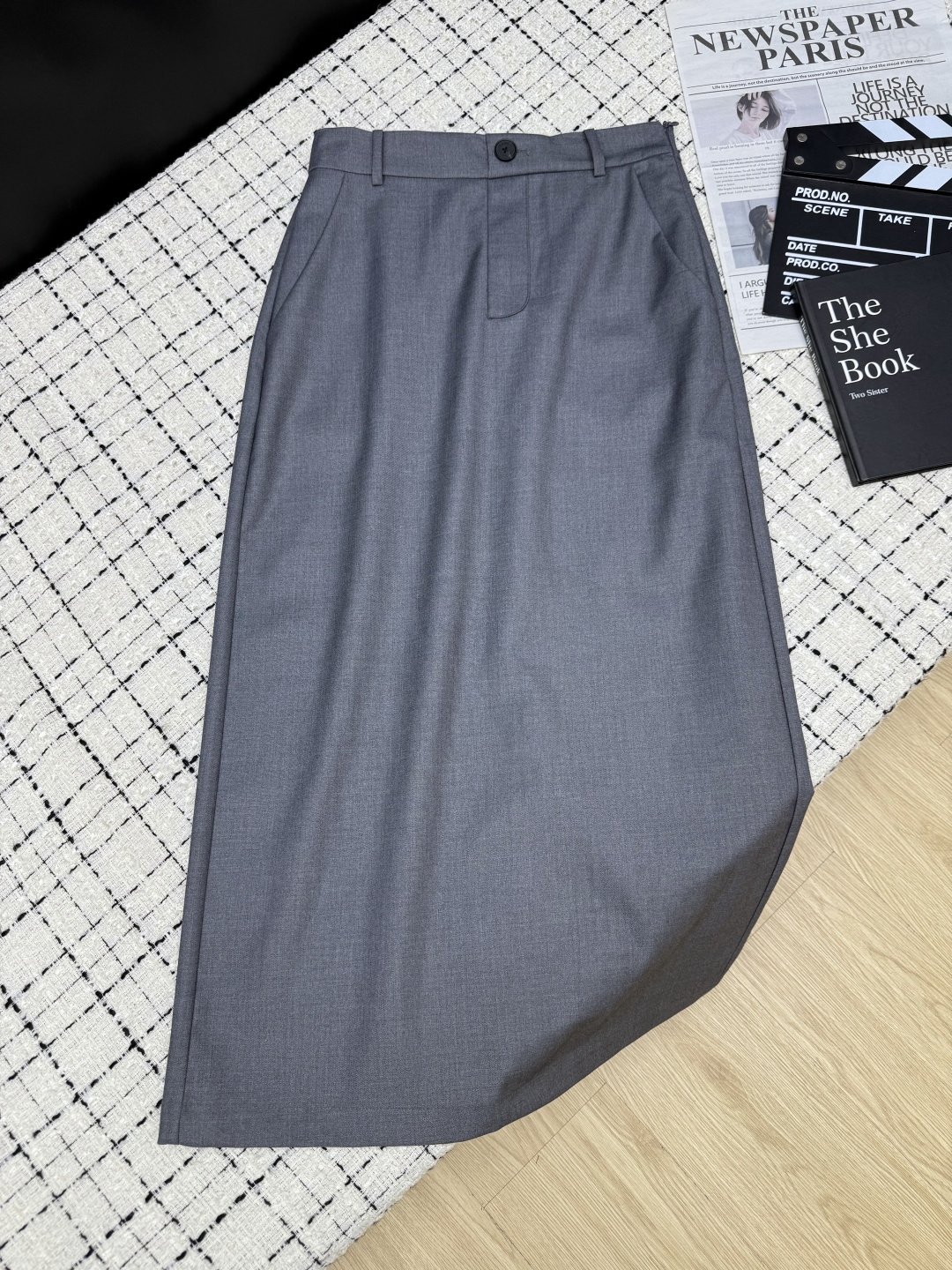 NO:749609,Fashionable long skirt 26ss. Exclusive and lightweight long skirt for summer. Classic triangle logo embellishment. Very design. Customized logo printed waist patch on the inside. A fashionable look. Versatile with all kinds of T-shirts and shirts. Recommended for light and thin fabrics. Two-color SML, skirts, shirts, tees, t-shirts.19860909时髦长半裙 26ss 夏季专属轻薄款长半裙 经典三角标点缀 很有设计感 里面腰间定制logo印花腰贴 一整个时髦Look 百搭各种T恤衬衫 面料轻薄推荐入 两色SML,,skirts,shirts,tees，t-shirt,,Women's clothing