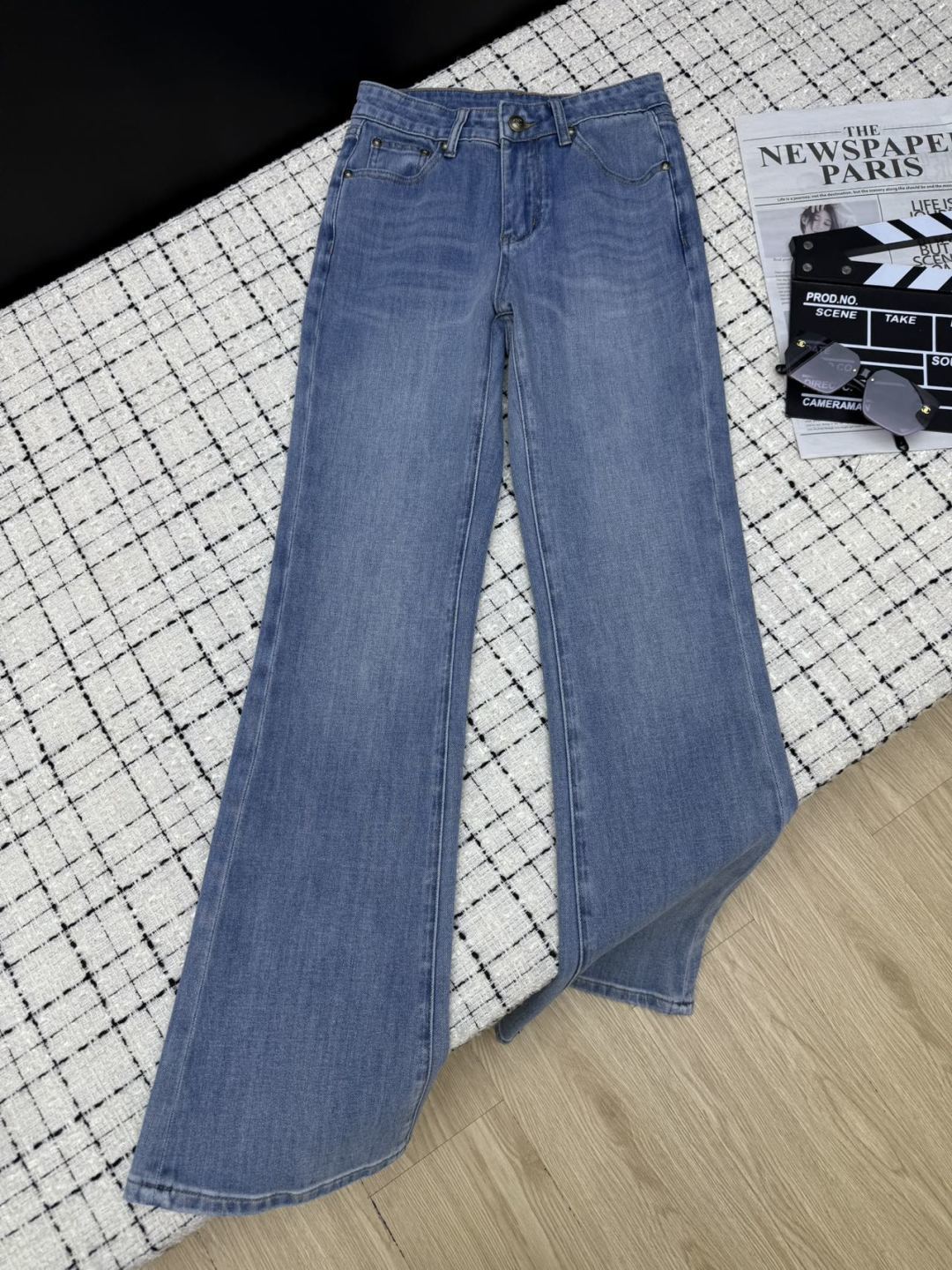 NO:753382,26ss boot-cut pants with embroidered mesh logo on the back pocket. The upper body has the atmosphere of a big beauty. It is A and sassy. The slim-fit boot cut makes the legs look straight. You can wear it casually with long legs. The fabric is elastic and very comfortable. The wash is also very beautiful. The letters on the back are embellished and decorated. Two colors 26-27-28-29-30.,,19860909逆天改腿的微喇裤 26ss 后袋刺绣网格logo微喇裤 上身就是大美女的氛围感 又A又飒 修身微喇的剪裁 好显腿直 随意就能穿出生图大长腿 面料带有弹性 很舒服 洗水也很漂亮 后背字母点缀装饰 两色26-27-28-29-30.,,,Women's clothing