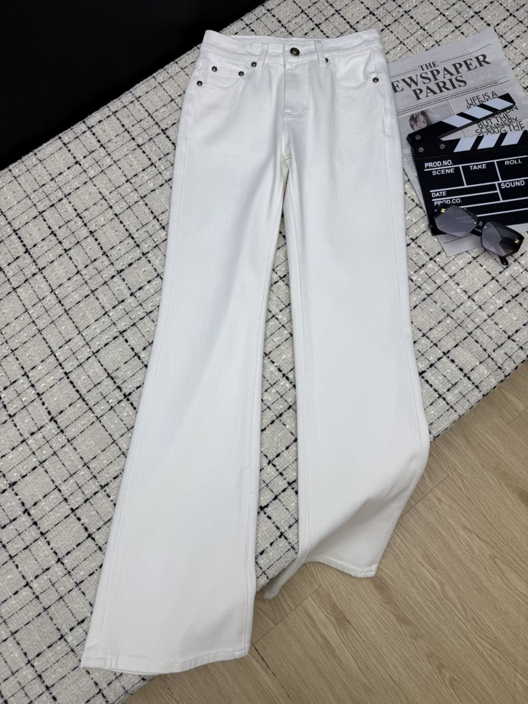 NO:753379,26ss boot-cut pants with embroidered mesh logo on the back pockets. The upper body has the atmosphere of a big beauty. It is A and sassy. The slim-fit boot cut shows straight legs. You can wear it casually with long legs. The fabric is elastic and very comfortable. The wash is also very beautiful. The letters on the back are decorated. Two colors 26-27-28-29-30,,19860909逆天改腿的微喇裤 26ss 后袋刺绣网格logo微喇裤 上身就是大美女的氛围感 又A又飒 修身微喇的剪裁 好显腿直 随意就能穿出生图大长腿 面料带有弹性 很舒服 洗水也很漂亮 后背字母点缀装饰 两色26-27-28-29-30,,,Women's clothing