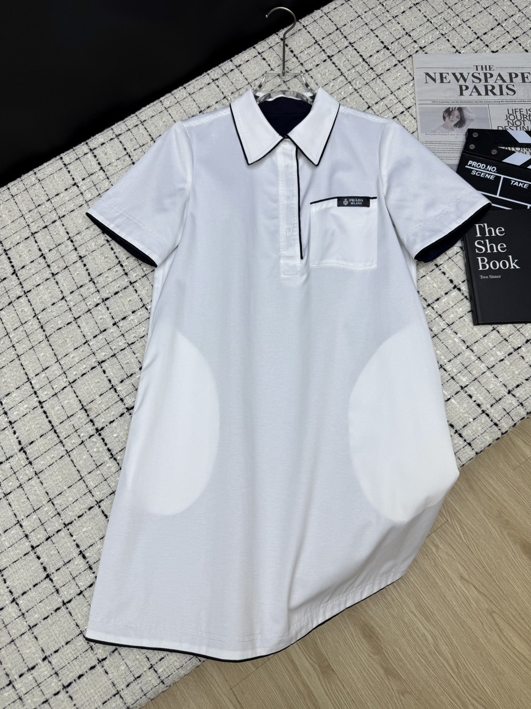 NO:753367,26ss double-layer design lapel small A version dress. A necessary shirt dress for daily use. A skirt that can be worn for commuting or vacation shopping. Small A version design. The effect of hiding flesh is obvious. Pocket leather brand logo embellishment. Sense of detail online. Two-color SML, skirts, shirts,1986090926ss 双层设计翻领小A版连衣裙 日常必备的一条衬衫裙 不管是通勤或者度假逛街都能穿的裙子 小A版型设计 藏肉效果明显口袋皮牌logo点缀 细节感在线 两色SML,,skirts,shirts,,Women's clothing