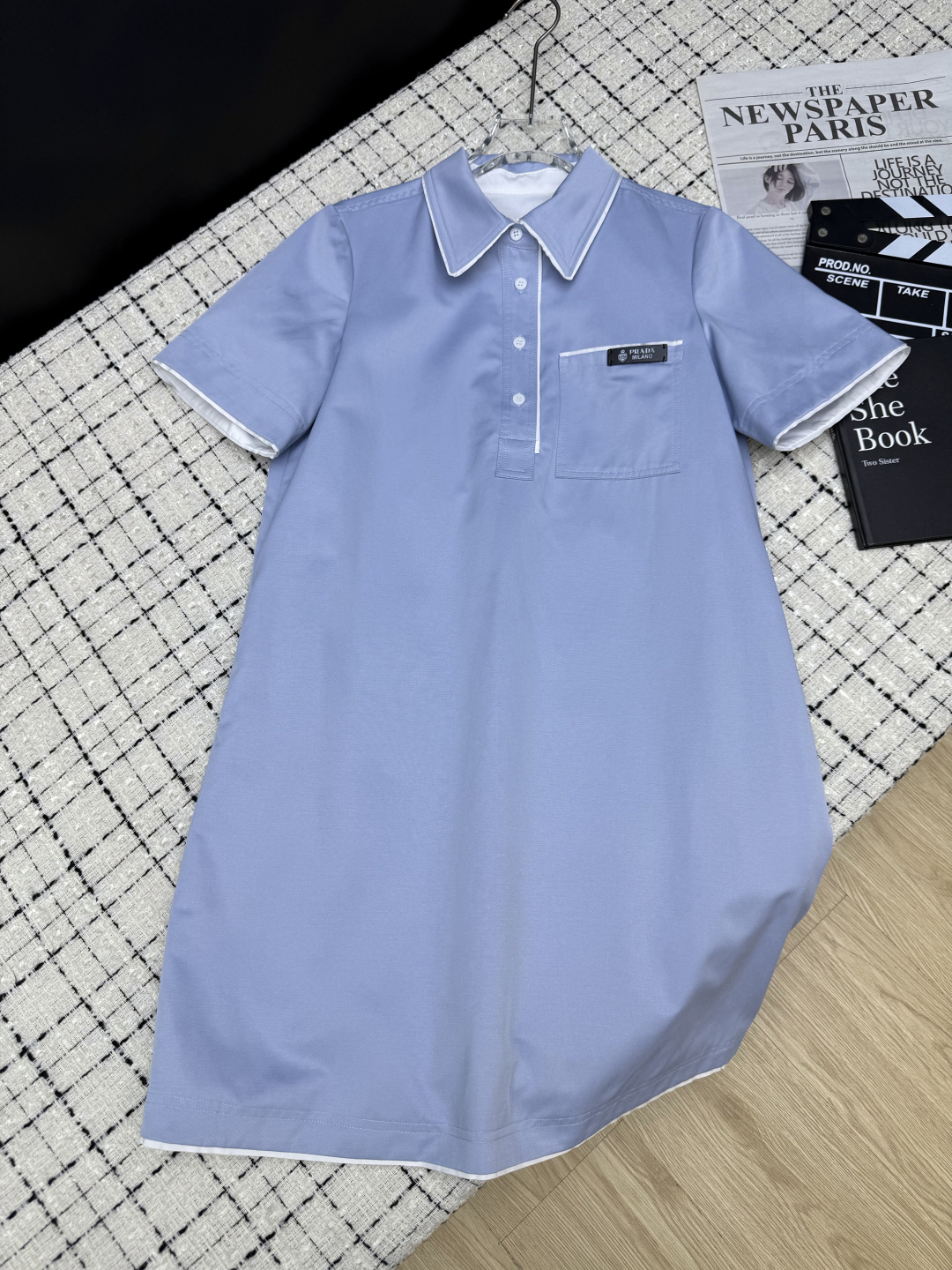 NO:753373,26ss double-layer design lapel small A version dress. A necessary shirt dress for daily use. A skirt that can be worn for commuting or vacation shopping. Small A version design. The effect of hiding flesh is obvious. Pocket leather brand logo embellishment. Sense of detail online. Two-color SML, skirts, shirts,1986090926ss 双层设计翻领小A版连衣裙 日常必备的一条衬衫裙 不管是通勤或者度假逛街都能穿的裙子 小A版型设计 藏肉效果明显口袋皮牌logo点缀 细节感在线 两色SML,,skirts,shirts,,Women's clothing