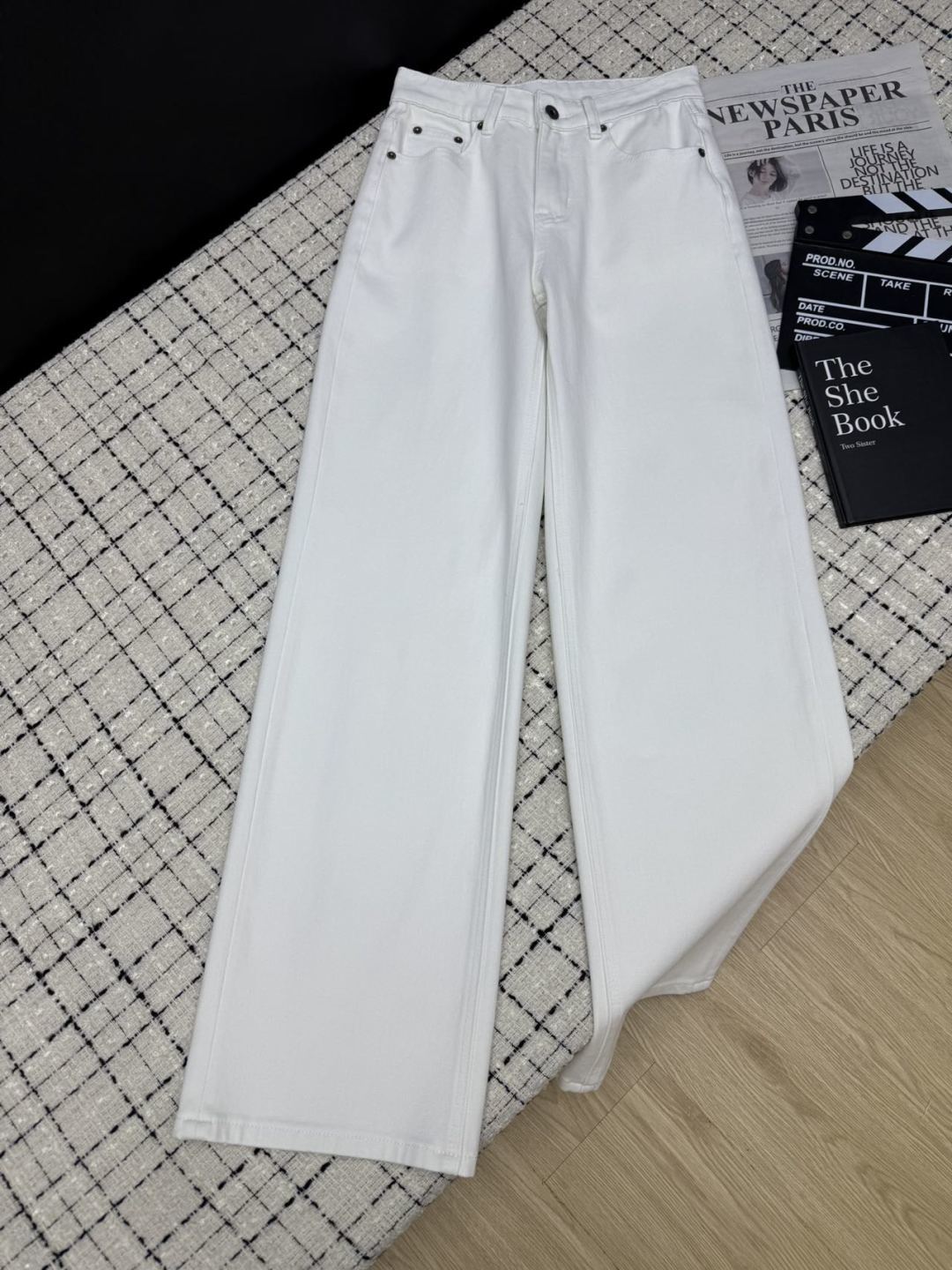 NO:762191,Loew*26 spring and summer straight-leg jeans with embroidered logo on the back pocket. Highly recommended. This pair of jeans is so beautiful on the upper body. It is a very good-looking jeans and very versatile. The version is loose and straight. It is not picky at all. Recommended. Two colors 26-27-28-29-30.,,loewe,jeans,19860909Loew*26春夏 后袋刺绣logo直筒牛仔裤 重磅推荐 这一条上身太好看了啊 妥妥的高颜值牛仔裤 而且特别百搭 版型是宽松直筒 完全不挑人 推荐入 两色26-27-28-29-30.,,loewe,jeans,,Women's clothing