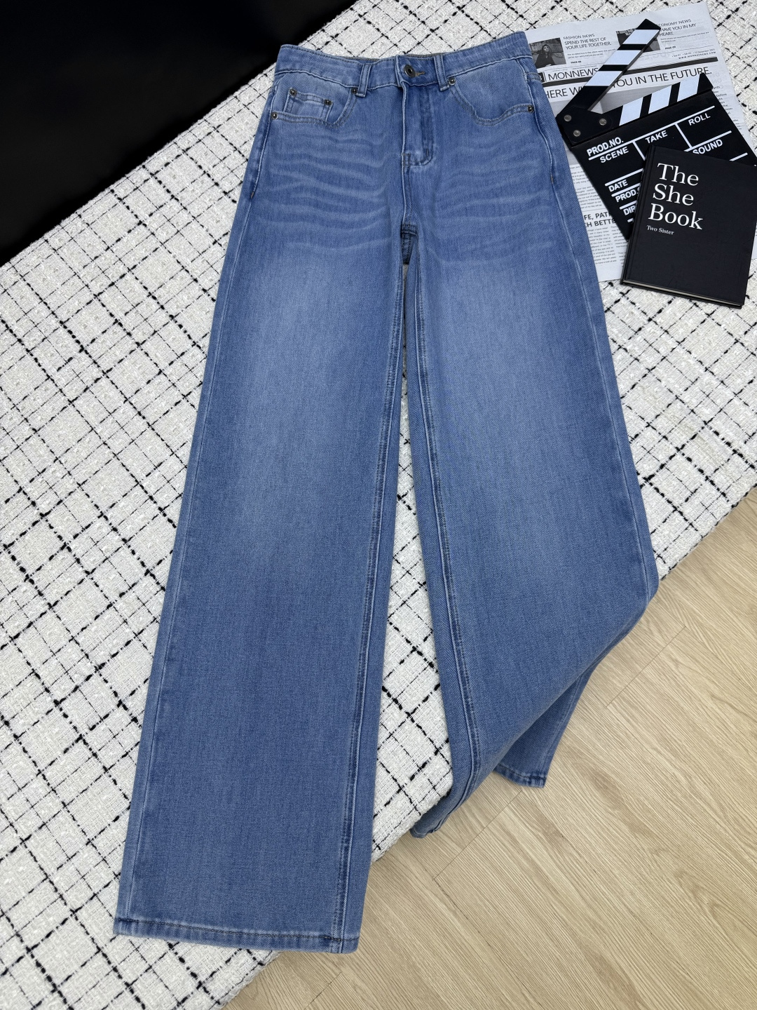 NO:762176,Loew*26 spring and summer straight-leg jeans with embroidered logo on the back pocket. Highly recommended. This pair of jeans is so beautiful on the upper body. It is a very good-looking jeans and very versatile. The version is loose and straight. It is not picky at all. Recommended. Two colors 26-27-28-29-30.,,loewe,jeans,19860909Loew*26春夏 后袋刺绣logo直筒牛仔裤 重磅推荐 这一条上身太好看了啊 妥妥的高颜值牛仔裤 而且特别百搭 版型是宽松直筒 完全不挑人 推荐入 两色26-27-28-29-30.,,loewe,jeans,,Women's clothing