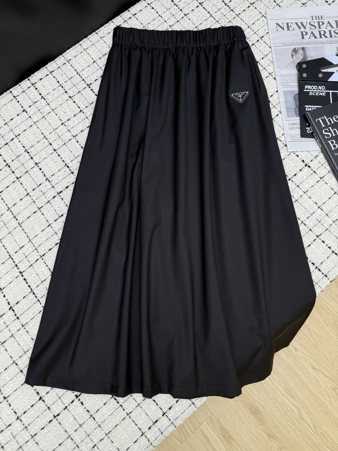 NO:762185,Prada*26 New Classic Triangle Logo Elastic Waist Skirt Versatile and Fashionable Look Imported Delicate Suit Fabric Not Stiff and Can Keep the Skirt Shape Three-dimensional Cutting Highly Tolerant Covers All Legs with Bad Shape Easily Manage Your Temperament Get Everyday Versatility Two-Color SML, Prada, Skirts, Business Suit,19860909Prada*26新款 经典三角标松紧腰半裙 百搭与时髦Look 进口细腻西装面料 不生硬又能保持裙型 立体版型剪裁 包容性强 腿型不好的通通遮住 轻松拿捏气质 Get日常百搭 两色SML,,prada,skirts,business suit,,Women's clothing