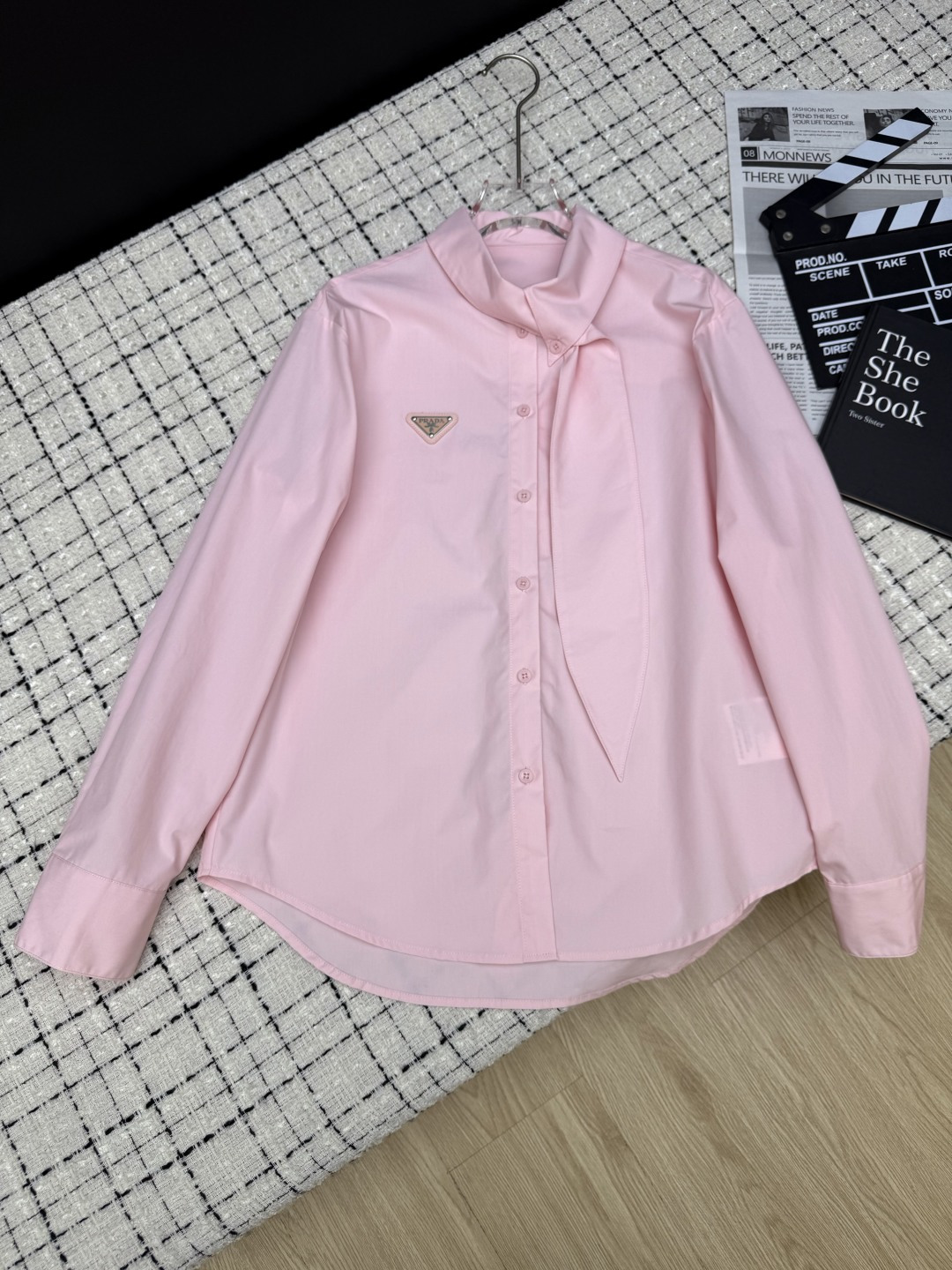 NO:790703,A must-have shirt for spring and summer. Prad* classic triangle logo lace-up design shirt. High-profile design. Just the right silhouette. Elegant and versatile. The upper body is very magical. Easily reduce age. Lazy and fashionable atmosphere. The whole piece is made of imported cotton fabric and has a good texture. Two-color SML, prada, shirts,19860909春夏必备衬衫 Prad*经典三角标系带设计衬衣 高颜值设计 恰到好处的廓形剪裁 优雅百搭 上身很有魔力 轻松减龄 慵懒时髦氛围感 采用进口棉面料整件质感很好 两色SML,,prada,shirts,,Women's clothing