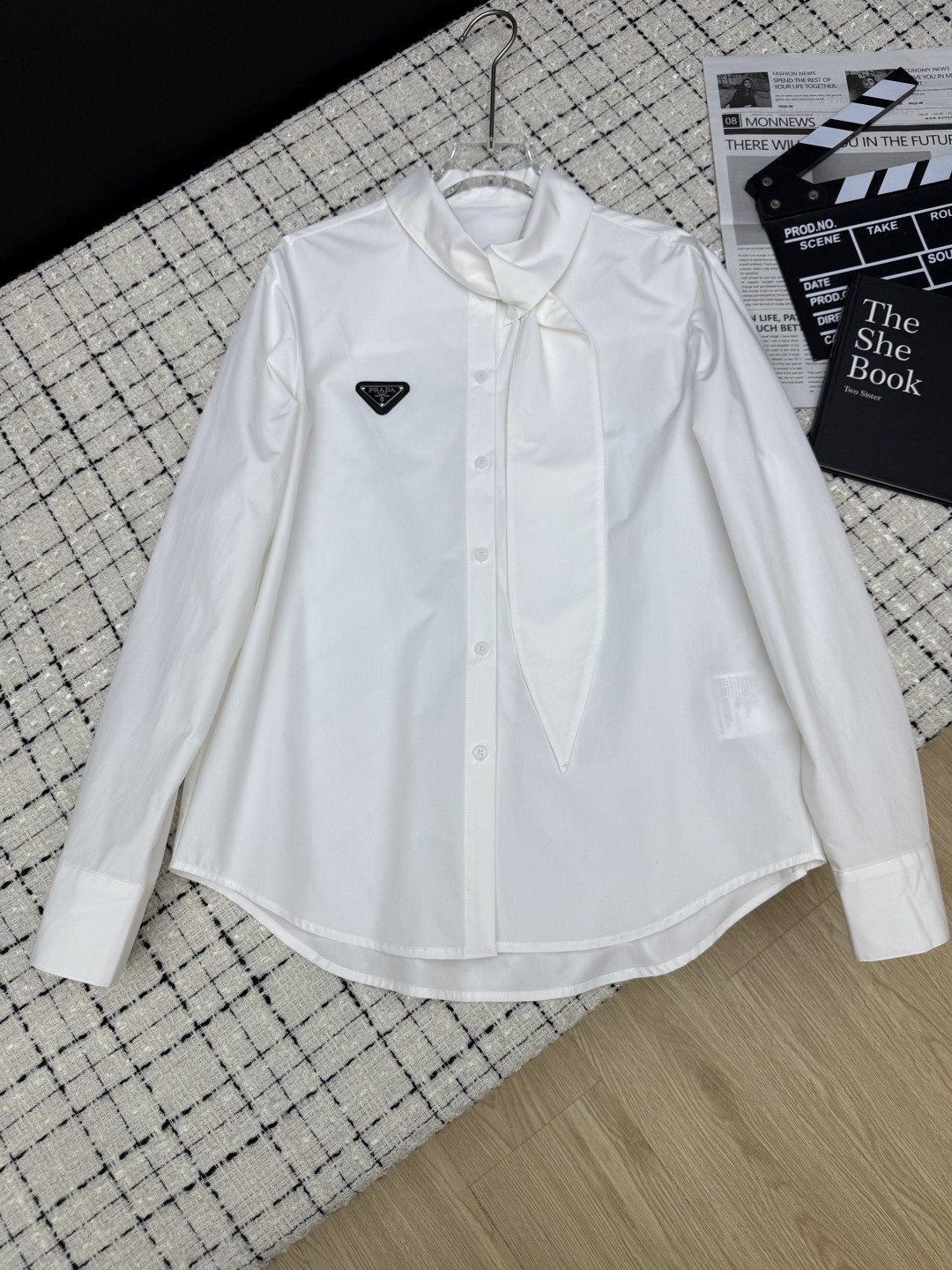NO:790707,A must-have shirt for spring and summer. Prad* classic triangle logo lace-up design shirt. High-profile design. Just the right silhouette. Elegant and versatile. The upper body is very magical. Easily reduce age. Lazy and fashionable atmosphere. The whole piece is made of imported cotton fabric and has a good texture. Two-color SML, prada, shirts,19860909春夏必备衬衫 Prad*经典三角标系带设计衬衣 高颜值设计 恰到好处的廓形剪裁 优雅百搭 上身很有魔力 轻松减龄 慵懒时髦氛围感 采用进口棉面料整件质感很好 两色SML,,prada,shirts,,Women's clothing