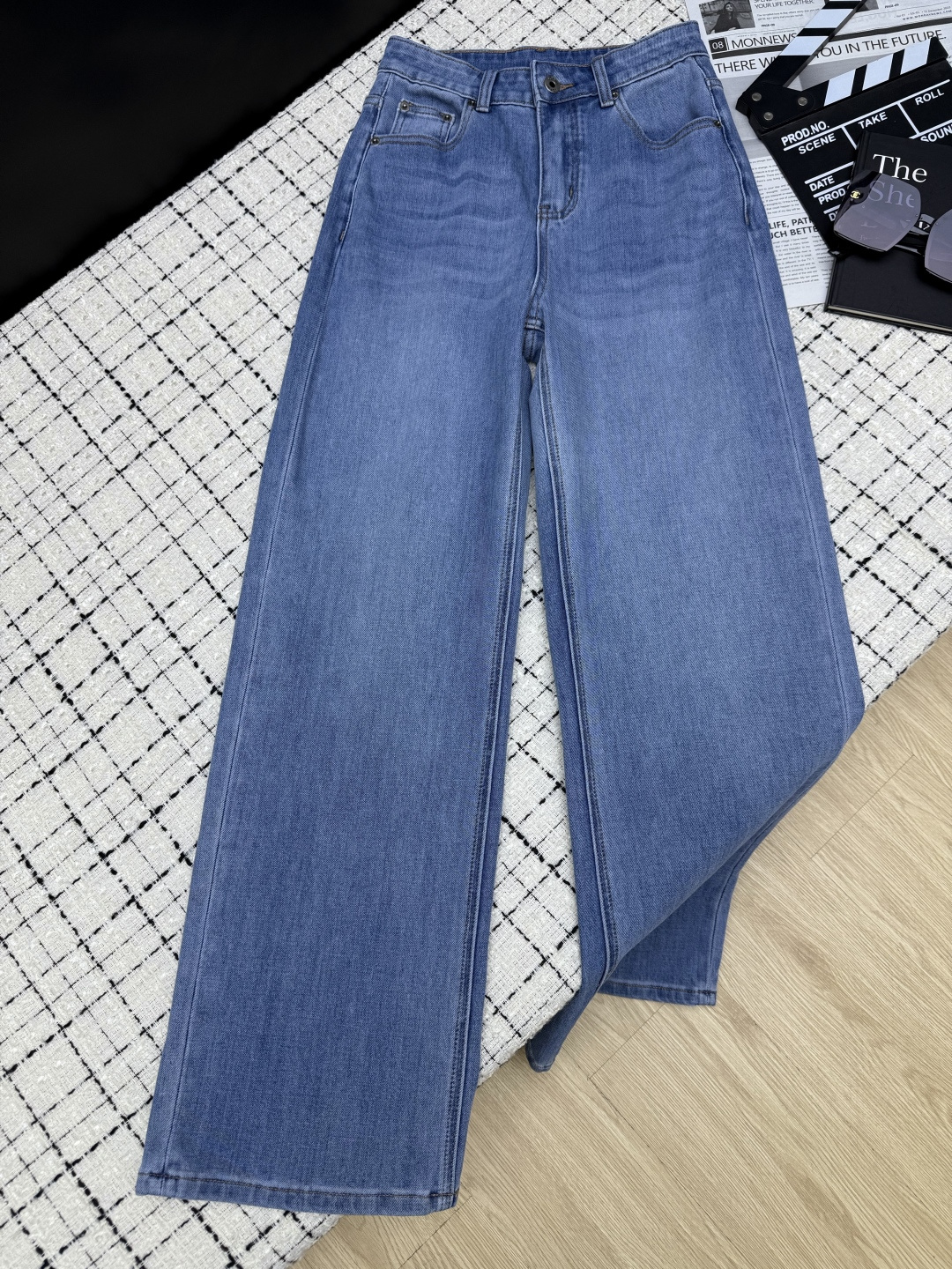 NO:790710,Loew*26 new spring and summer style straight jeans with large logo embroidery on the back pocket. Highly recommended. This pair of jeans is so beautiful on the upper body. It is a good-looking pair of jeans and very versatile. The retro wash is very good-looking. The version is loose and straight. It is not picky at all. Recommend it. One color 26-27-28-29-30.,,loewe,jeans,19860909Loew*26春夏新款 后口袋刺绣大logo点缀直筒牛仔裤 重磅推荐 这一条上身太好看了啊 妥妥的高颜值牛仔裤 而且特别百搭 复古洗水很好看 版型是宽松直筒 完全不挑人 推荐入 一色26-27-28-29-30.,,loewe,jeans,,Women's clothing