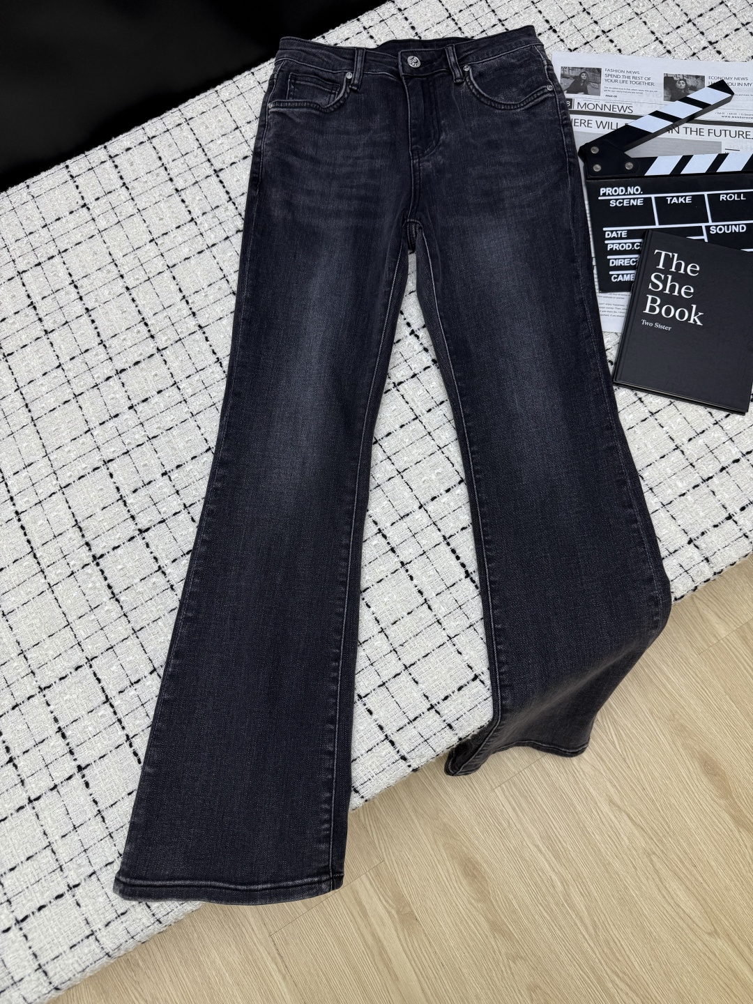 NO:793840,Supermodel legs 26 spring and summer. Blue logo embroidered back pocket boot-cut pants. Really easy-to-wear long-leg pants. If you want to wear good proportions, you must wear them. The boot-cut pants are elastic. The fabric is thin and light. It is not stuffy. It can be paired with a shirt or a T-shirt. Two colors: 26-27-28-29-30.,,shirts,tees,t-shirt,19860909超模腿 26春夏 后袋刺绣蓝色logo微喇裤 实名好穿的长腿裤子 想要穿出好比例的必须入它 微喇的裤型 面料带有弹性 轻薄款 不闷热 随意搭配衬衫或者T恤都OK 两色26-27-28-29-30.,,shirts,tees，t-shirt,,Women's clothing