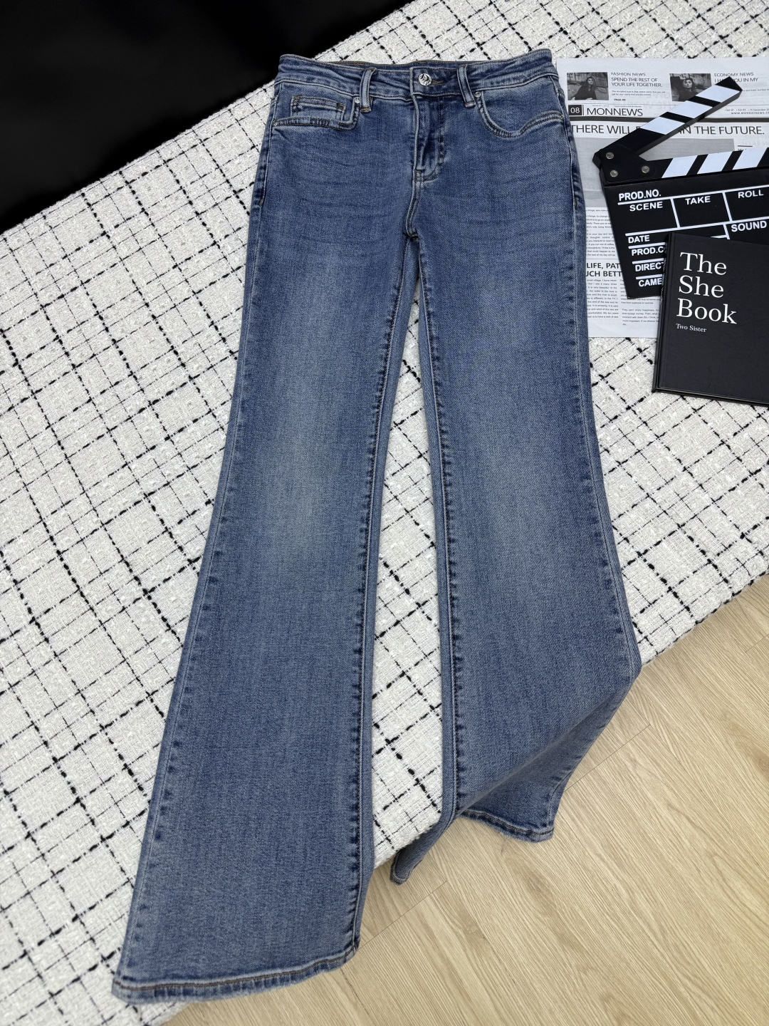 NO:793846,Supermodel legs 26 spring and summer. Blue logo embroidered back pocket boot-cut pants. Really easy-to-wear long-leg pants. If you want to wear good proportions, you must wear them. The boot-cut pants are elastic. The fabric is thin and light. It is not stuffy. It can be paired with a shirt or a T-shirt. Two colors: 26-27-28-29-30.,,shirts,tees,t-shirt,19860909超模腿 26春夏 后袋刺绣蓝色logo微喇裤 实名好穿的长腿裤子 想要穿出好比例的必须入它 微喇的裤型 面料带有弹性 轻薄款 不闷热 随意搭配衬衫或者T恤都OK 两色26-27-28-29-30.,,shirts,tees，t-shirt,,Women's clothing