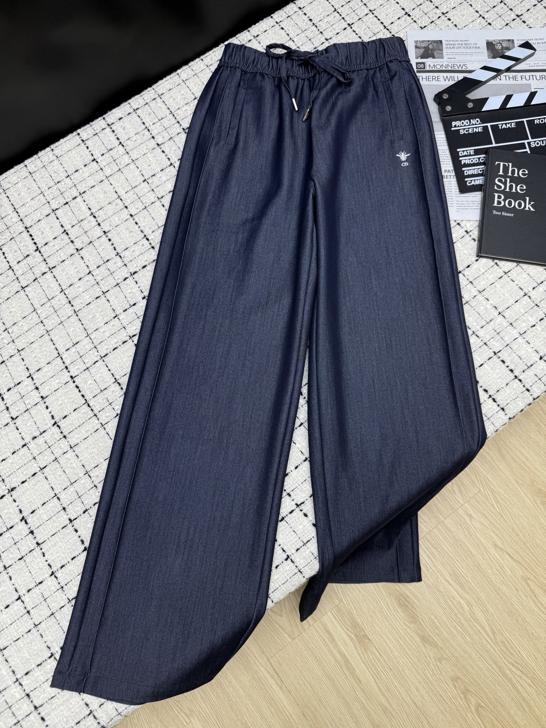 NO:793852,Dio* new summer style, casual and lazy, embroidered classic logo casual pants, Tencel denim fabric, very weighty, very recognizable logo, really great pants shape, covers the hips and looks slim, loose straight fit, small people can easily control it, looks good in various combinations, everyday and casual and fashionable, one color SMLXL,, dior,19860909Dio*夏季新款 休闲慵懒 刺绣经典logo休闲裤 天丝牛仔面料 很有份量感 很有辨识度的logo 裤型真的很棒 遮胯又显瘦 宽松直筒版型 小个子也能轻松驾驭 各种搭配都好看 日常又休闲时髦 一色SMLXL,,dior,,Women's clothing