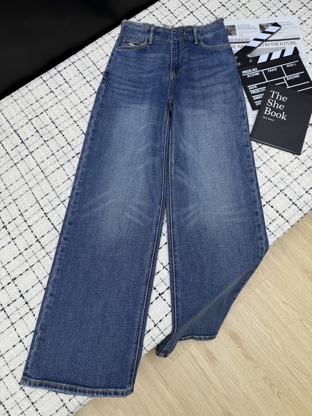 NO:795347,Dio*26 new spring and summer style. Proper long legs. Retro washed straight jeans. A wardrobe must-have. Versatile. Makes your legs look longer in one second. A pair of pants with a great fit. The wash is also very beautiful. Full of retro atmosphere. Embroidered letter logo details on the back pocket. Looks great with T-shirts or shirts. One color 26-27-28-29-30.,, dior, jeans, shirts, tees, t-shirt,19860909Dio*26春夏新款 妥妥的长腿 复古洗水直筒牛仔裤 衣橱必备款 各种百搭 一秒显腿长 版型很绝的一条裤子 洗水也很漂亮 复古氛围满满 后口袋绣花字母logo细节 搭配T恤或者衬衫都很好看 一色26-27-28-29-30.,,dior,jeans,shirts,tees，t-shirt,,Women's clothing