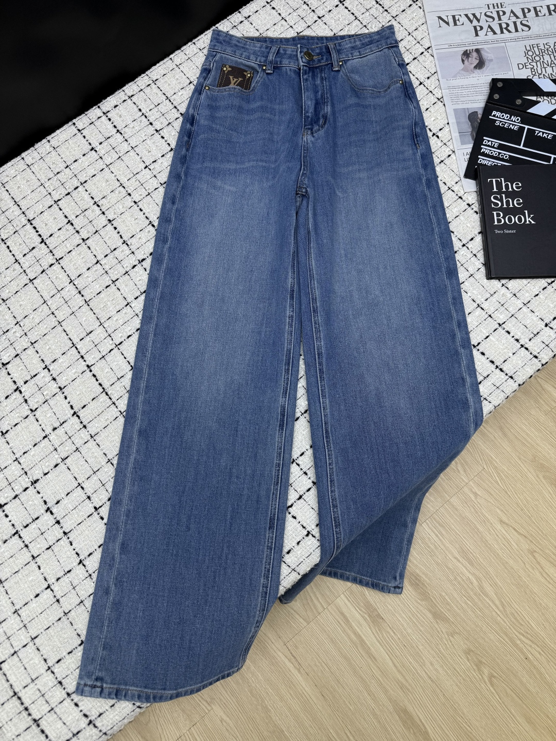 NO:803586,26ss spring and summer new style straight jeans with small pockets and classic leather logo design. All-purpose pants that don't pick up the leg shape. They are very friendly whether you have a pear-shaped body or an O-shaped leg. They visually make your legs longer and straighter. The metal logo embellishment on the back pocket has a retro and fashionable feel. There are eye-catching logos on the front and back. Two colors 26-27-28-29-30.,,jeans,1986090926ss春夏新款 小口袋经典皮logo设计直筒牛仔裤 不挑腿型的万能裤 不管是梨形身材或者O型腿都灰常友好 视觉上更显腿长显腿直 后袋金属logo点缀 有种复古时髦感 前后都有点睛的logo 两色26-27-28-29-30.,,jeans,,Women's clothing