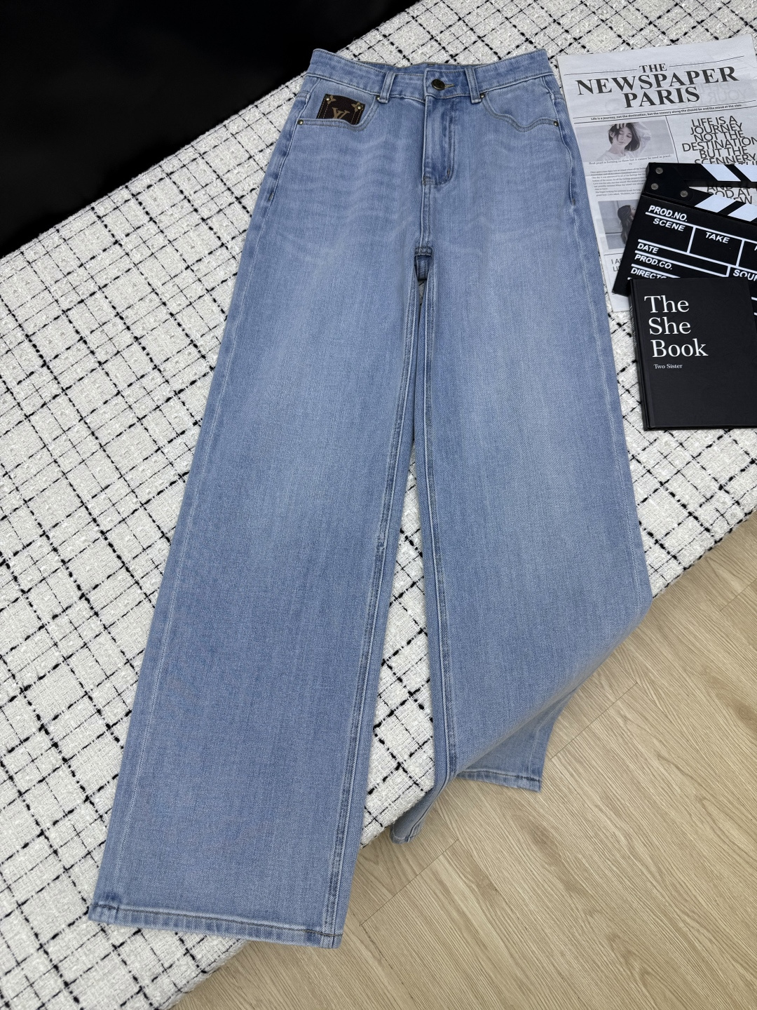 NO:803601,26ss spring and summer new style straight jeans with small pockets and classic leather logo design. All-purpose pants that don't pick up the leg shape. They are very friendly whether you have a pear-shaped body or an O-shaped leg. They visually make your legs longer and straighter. The metal logo embellishment on the back pocket has a retro and fashionable feel. There are eye-catching logos on the front and back. Two colors 26-27-28-29-30.,,jeans,1986090926ss春夏新款 小口袋经典皮logo设计直筒牛仔裤 不挑腿型的万能裤 不管是梨形身材或者O型腿都灰常友好 视觉上更显腿长显腿直 后袋金属logo点缀 有种复古时髦感 前后都有点睛的logo 两色26-27-28-29-30.,,jeans,,Women's clothing