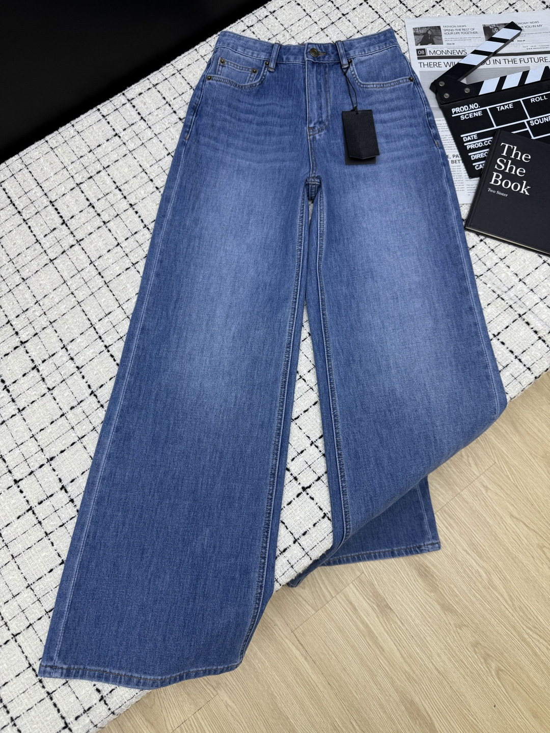 NO:803594,saint Lauren*26 new summer style, versatile and easy-to-match trousers, patch embroidered logo on the back pocket, very high appearance rate, versatile and hassle-free, custom washed denim fabric, high-grade washed white, very soft and waxy, straight-leg trousers, hiding the flesh and making you look slimmer, the whole design is simple and elegant, recommended!  Two colors 26-27-28-29-30.,,saint laurent,19860909saint Lauren*26夏季新款 百搭不挑人长裤 后袋贴布绣logo 出镜率超高 百搭无烦恼 定制洗水牛仔面料 高级洗水白 非常软糯 直筒裤型 藏肉显瘦 整个设计简约大气 推荐！两色26-27-28-29-30.,,saint laurent,,Women's clothing