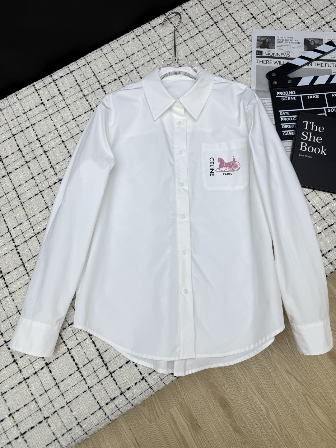 NO:798548,Celin*26 new spring and summer style pocket letter print shirt. Temperament and commuting style. Elegant and gentle. It is an excellent shirt whether it is worn as a base layer or alone. The front printed embellishment makes it easy to match the upper body. Exquisite and versatile. One color SML,,celine,shirts,19860909Celin*26春夏新款 口袋字母印花衬衫 气质感通勤范 优雅温柔 不管是内搭打底还是单穿都很出色的衬衣 前面印花点缀 上身毫无搭配难度 精致百搭 一色SML,,celine,shirts,,Women's clothing