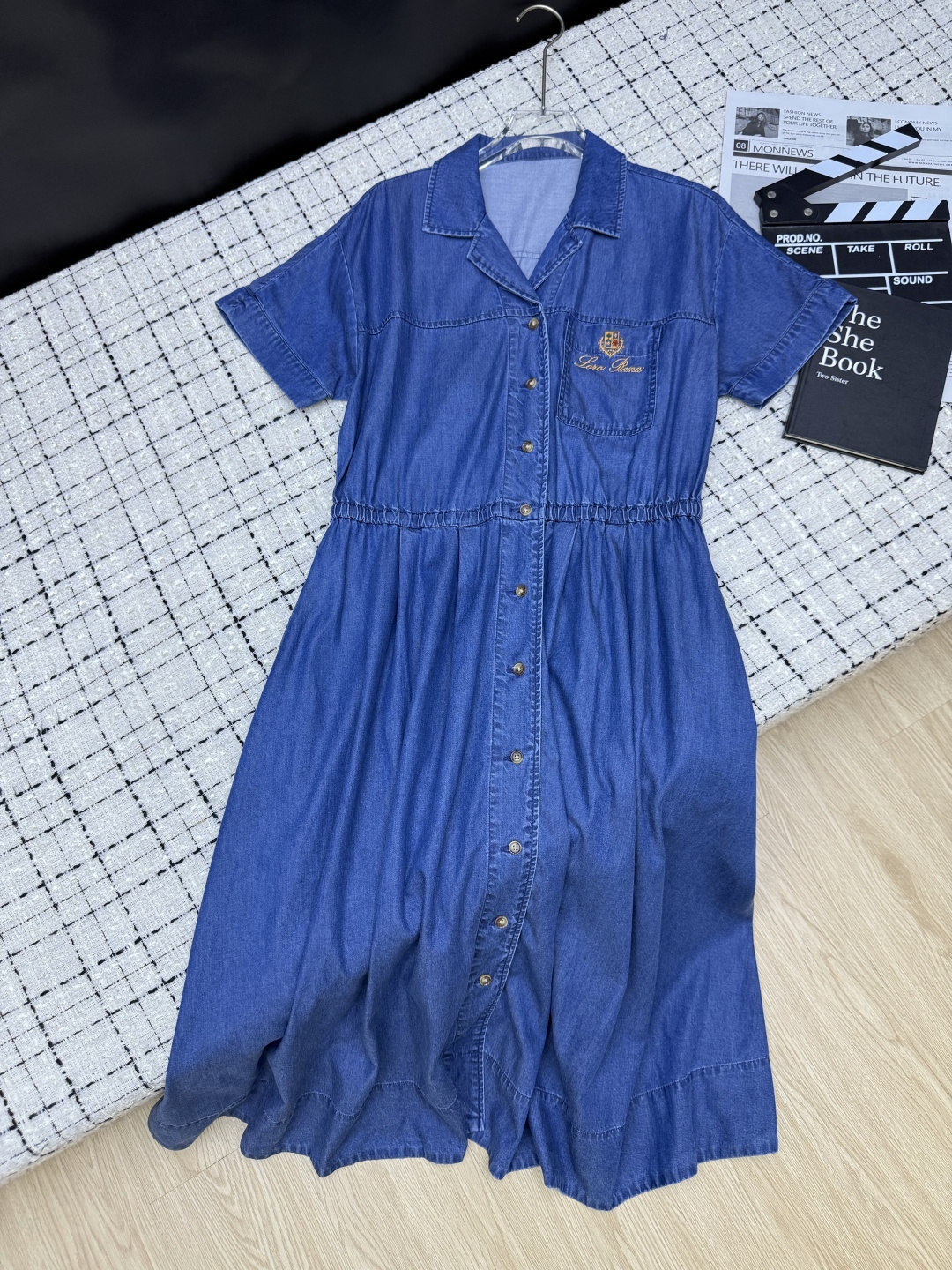 NO:801200,26ss LP lapel Tencel denim dress can be used for both commuting and fashionable outings. Thin Tencel denim cotton Small V lapel design Modifies the neck and makes the face smaller Super practical denim dress The length is below the knee Revealing the thinnest ankle part Particularly slim1986090926ss LP翻领天丝牛仔连衣裙 可精致通勤也可时髦出街 轻薄的天丝牛仔棉 小V翻领设计 修饰颈脖 显脸小 超级实穿的牛仔长裙 长度在膝盖以下 露出最瘦的脚踝部分 特别显瘦 藏肉小能手 分割黄金比例身材 一色SML,,loro piana,skirts,gold,,Women's clothing