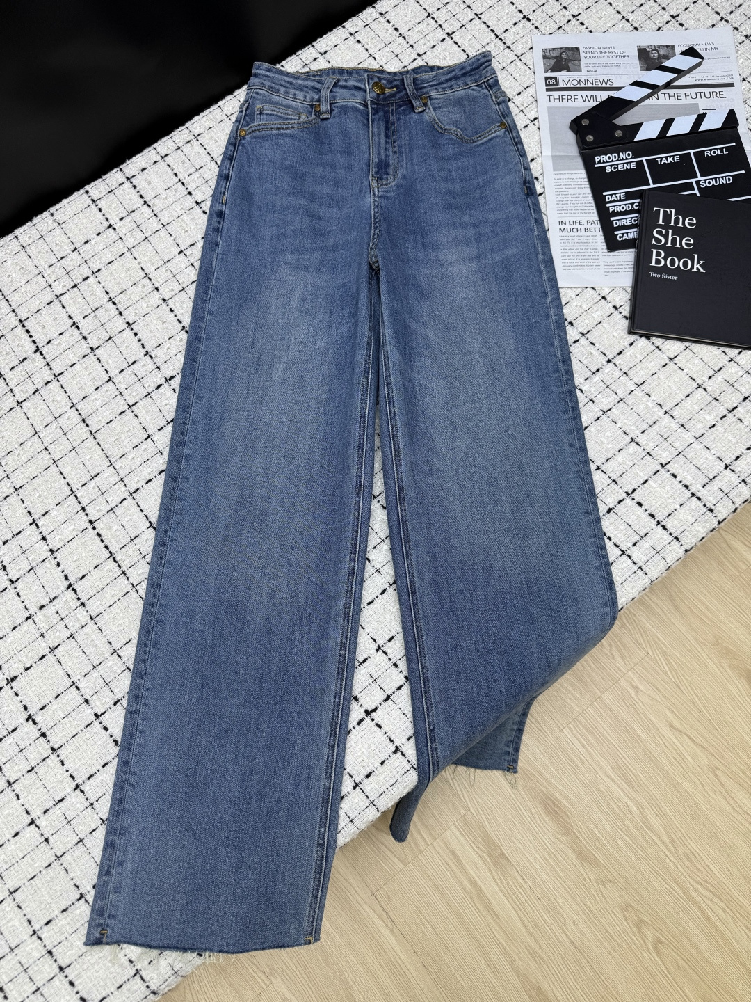 NO:803605,26ss classic logo embroidered straight jeans. Super nice washed blue color. Classic and durable. Straight cut. Can be controlled by any leg shape. It hides the body and shows height. A solid and versatile style. Classic logo embroidery on the back pocket. Very recognizable. One color 26-27-28-29-30.,,jeans,1986090926ss 经典logo刺绣直筒牛仔裤 超级好看的洗水蓝色 经典耐看 直筒的剪裁版型 不管是什么腿型都可以驾驭 藏肉显高 实打实的百搭款 后备口袋经典logo刺绣 很有辨识度 一色26-27-28-29-30.,,jeans,,Women's clothing