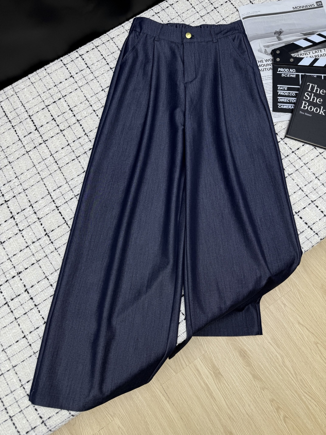 NO:803597,Versatile for everyday use. Tencel jeans with classic triangle logo on the back pocket. Super easy to wear. Straight-leg wide-leg version hides the flesh and makes you slim. The waist is semi-elastic. It has a casual and lazy style. The sense of details is online. Made of Tencel imitation denim fabric, which is easy and drapey. One color 26-27-28-29-30.,,jeans,19860909日常百搭款 后袋经典三角标点缀天丝牛仔裤 超好穿 直筒阔腿的版型 藏肉显瘦 腰部是半松紧的设计 有种休闲慵懒的范儿 细节感在线 采用天丝仿牛仔面料 轻松有垂感 一色26-27-28-29-30.,,jeans,,Women's clothing