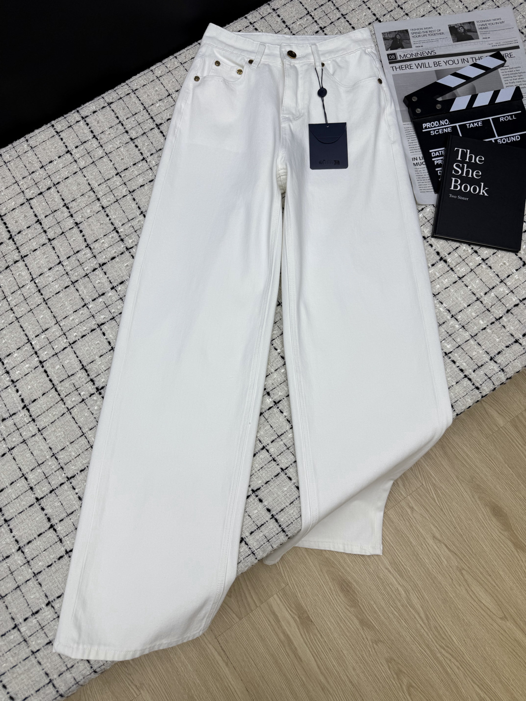NO:805457,Louis Vuitto*26 new summer style, minimalist and versatile style, simple design, back pocket logo laminated craftsmanship, this pair can really match all the tops in your wardrobe. It is particularly versatile. It is the most photographed daily trousers. Straight-leg wide-leg pants are the best to wear and versatile. Exquisite metal buckle small details, one color 26-27-28-29-30.,, louis vuitton,19860909Louis Vuitto*26夏季新款 极简百搭款 简约设计感 后口袋logo压胶工艺设计 这一条真的是可以搭配你衣橱所有的上衣了 特别百搭 是出镜率最高的日常裤子了 直筒阔腿裤型 最最好穿又百搭 精致金属扣小细节 一色26-27-28-29-30.,,louis vuitton,,Women's clothing