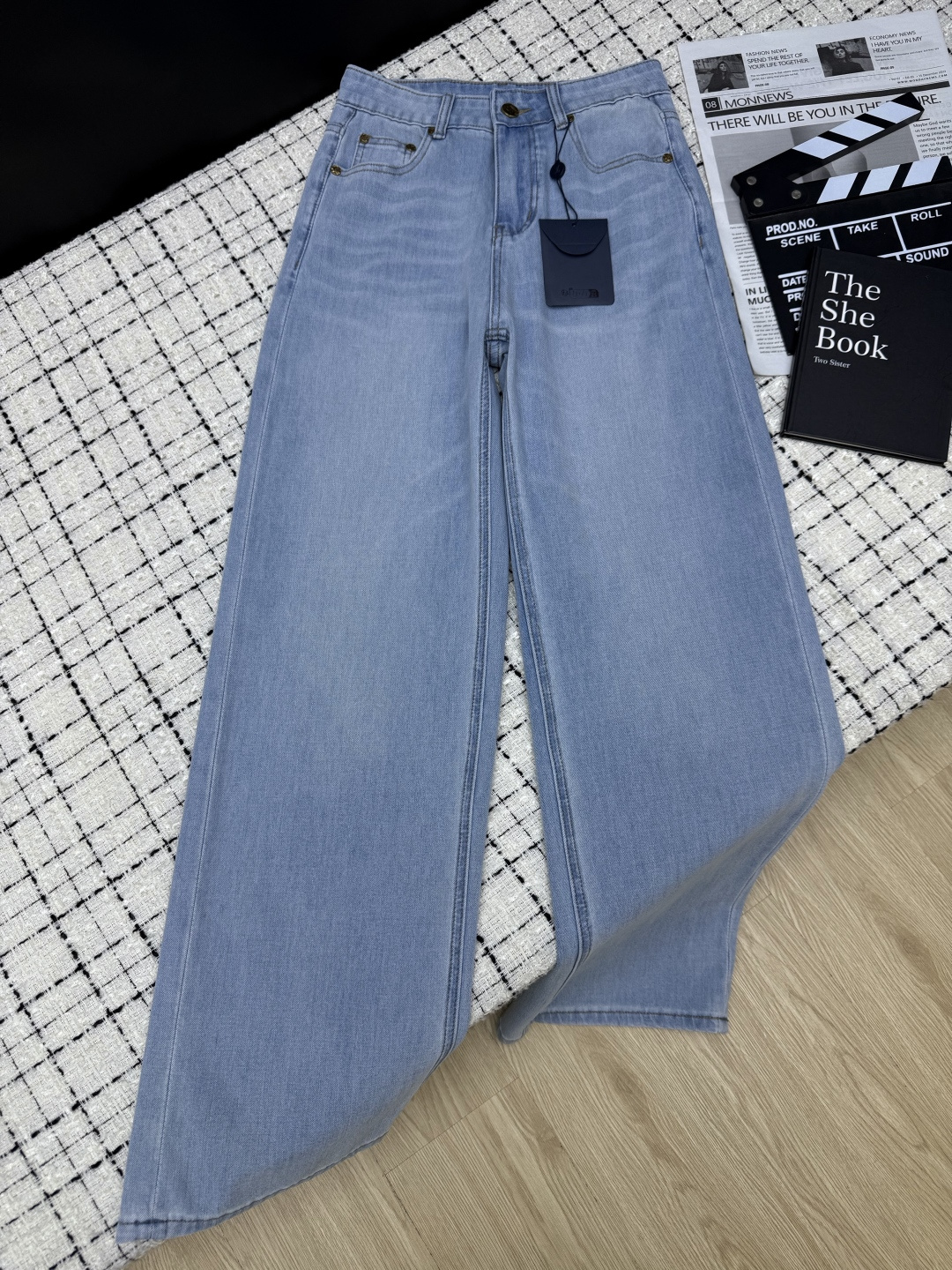 NO:805434,Louis Vuitto*26 new summer style, minimalist and versatile style, simple design, back pocket logo laminated craftsmanship, this pair can really match all the tops in your wardrobe. It is particularly versatile. It is the most photographed daily trousers. Straight-leg wide-leg pants are the best to wear and versatile. Exquisite metal buckle small details, one color 26-27-28-29-30.,, louis vuitton,19860909Louis Vuitto*26夏季新款 极简百搭款 简约设计感 后口袋logo压胶工艺设计 这一条真的是可以搭配你衣橱所有的上衣了 特别百搭 是出镜率最高的日常裤子了 直筒阔腿裤型 最最好穿又百搭 精致金属扣小细节 一色26-27-28-29-30.,,louis vuitton,,Women's clothing