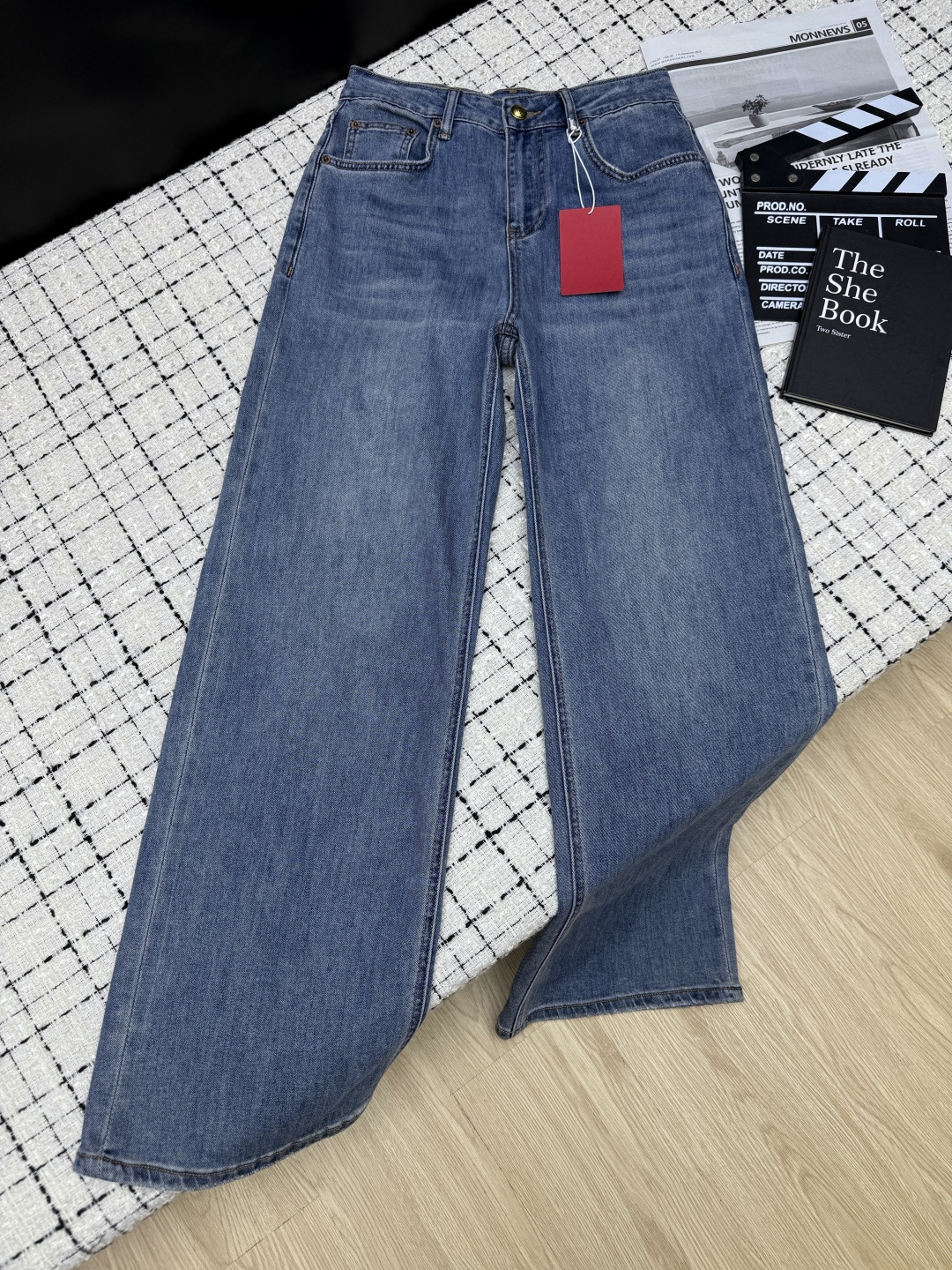NO:805451,Valentin*26 new summer style straight-leg jeans decorated with three-dimensional gluing technology. Heavy-duty style. Low-key and detailed. Retro distressed wash effect. The fabric is very soft and waxy. It is light, breathable and not stuffy. One color 26-27-28-29-30.,,valentino,jeans,19860909Valentin*26夏季新款 立体压胶工艺装饰直筒牛仔裤 重工款 低调又有细节感 复古做旧洗水效果 面料很软糯 轻薄透气不闷热 一色26-27-28-29-30.,,valentino,jeans,,Women's clothing