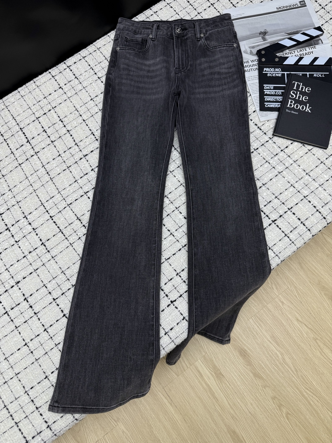 NO:807731,26ss leg-lengthening series, micro-flared jeans with embroidered letters on the back pockets. The micro-flared version is really easy to wear. It covers the flesh and makes you look taller in one second. The shape is great. It uses imported elastic fabric. The upper body is very comfortable. It modifies the waistline and leg shape and makes the legs straight and long. Versatile series. Two colors 26-27-28-29-30.,,jeans,1986090926ss显长腿系列 后背口袋刺绣字母点缀微喇牛仔裤 微喇版型真是太好穿了 一秒遮肉又显高 版型很绝 采用进口的带有弹性面料 上身非常舒服 修饰腰线和腿型 显腿直又长 百搭系列 两色26-27-28-29-30.,,jeans,,Women's clothing