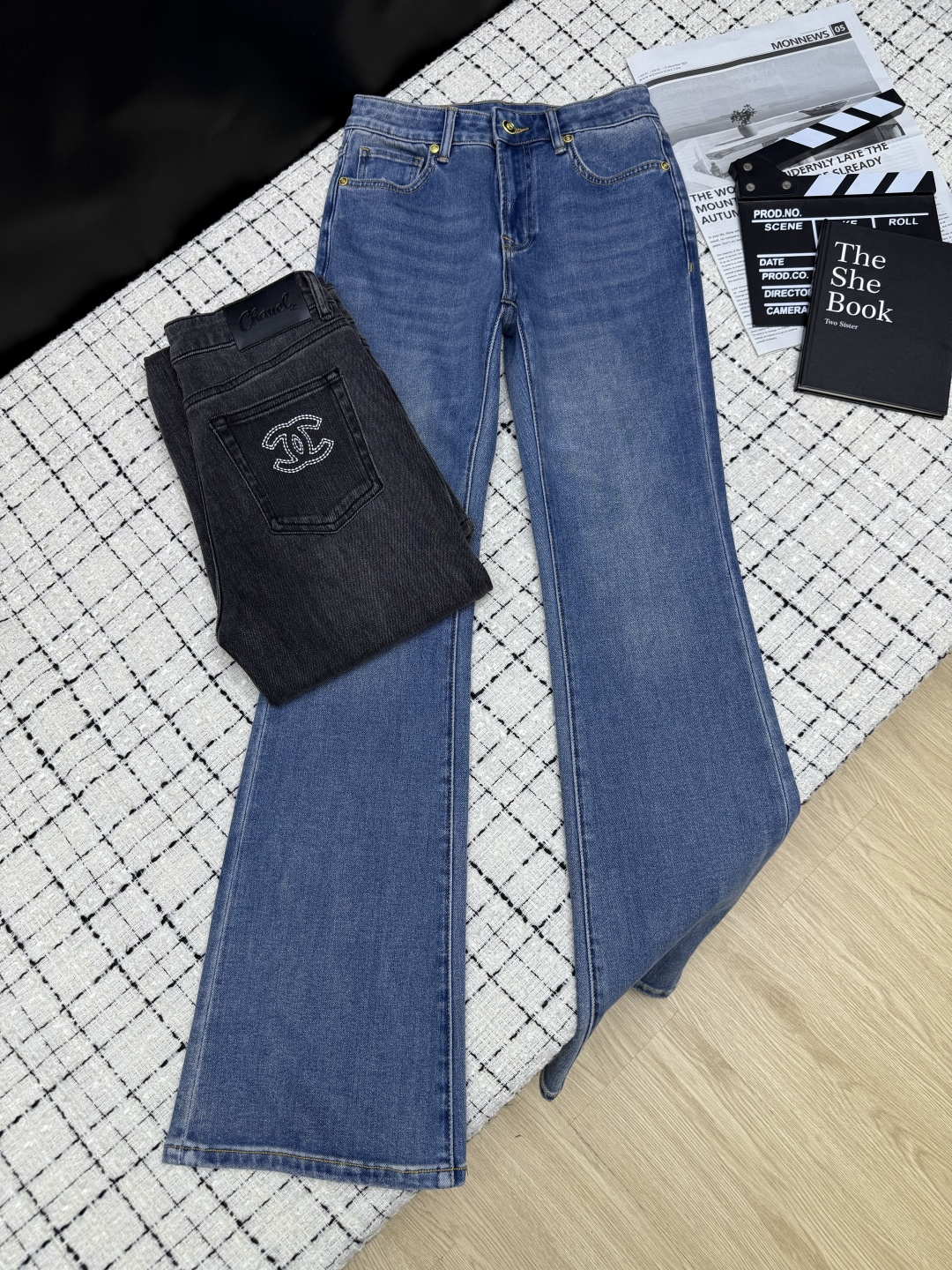 NO:807726,26ss leg-lengthening series, micro-flared jeans with embroidered letters on the back pockets. The micro-flared version is really easy to wear. It covers the flesh and makes you look taller in one second. The shape is great. It uses imported elastic fabric. The upper body is very comfortable. It modifies the waistline and leg shape and makes the legs straight and long. Versatile series. Two colors 26-27-28-29-30.,,jeans,1986090926ss显长腿系列 后背口袋刺绣字母点缀微喇牛仔裤 微喇版型真是太好穿了 一秒遮肉又显高 版型很绝 采用进口的带有弹性面料 上身非常舒服 修饰腰线和腿型 显腿直又长 百搭系列 两色26-27-28-29-30.,,jeans,,Women's clothing