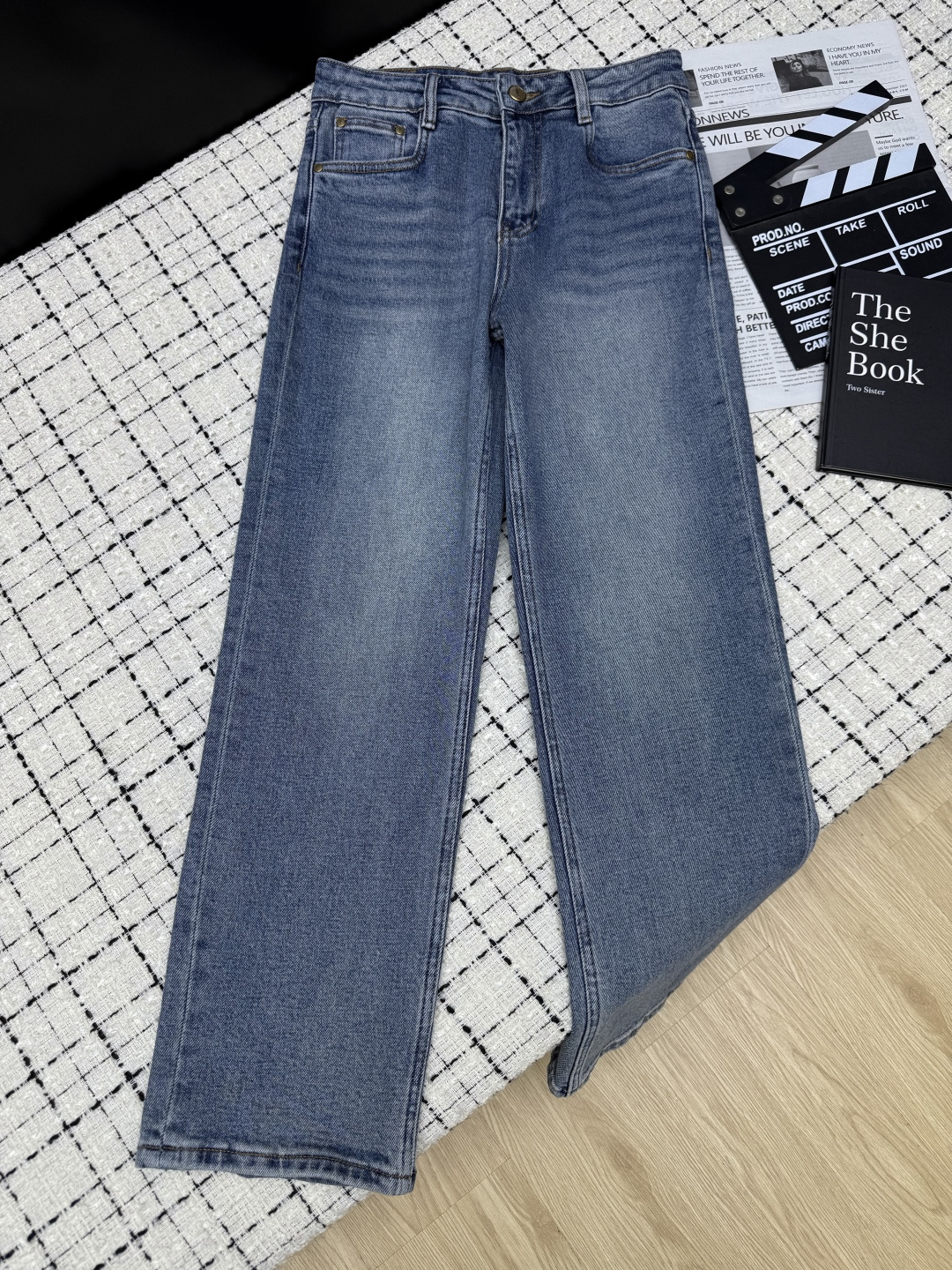 NO:807721,26ss nine-point jeans decorated with logo embroidery on the back pocket. All-purpose pants that don't pick up the leg shape. They are very friendly whether you have a pear-shaped body or an O-shaped leg. The nine-point length visually makes your legs longer and straighter. The upper body is so versatile in retro wash water and has a retro fashion feel. One color 26-27-28-29.,,jeans,1986090926ss 后袋logo刺绣装饰九分牛仔裤 不挑腿型的万能裤 不管是梨形身材或者O型腿都灰常友好 九分的长度 视觉上更显腿长显腿直 复古洗水蓝色 上身太百搭了 有种复古时髦感 一色26-27-28-29.,,jeans,,Women's clothing