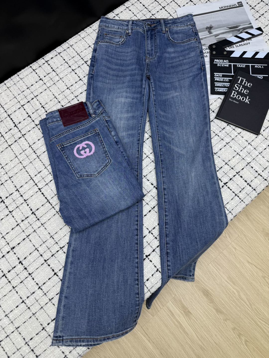 NO:905380,26 new style must-have style for those with long legs. Logo terry embroidered bootcut jeans. Very nice pink terry embroidery. Super versatile and wearable. It is a style that will never go out of style. The version is slim and bootcut. The fabric is elastic. The upper body is super slim. The effect of lifting hips and slimming waist is obvious. You can have long legs immediately. One color 26-27-28-29-30.,,jeans,1986090926新款 长腿精必备款 logo毛巾绣装饰微喇牛仔裤超好看的粉色毛巾绣 超级百搭 百穿不厌 是永远不会过时的款式 版型是修身微喇剪裁 面料带有弹性 上身超级显瘦 提臀瘦腰效果明显 长腿立即拥有 一色26-27-28-29-30.,,jeans,,Women's clothing