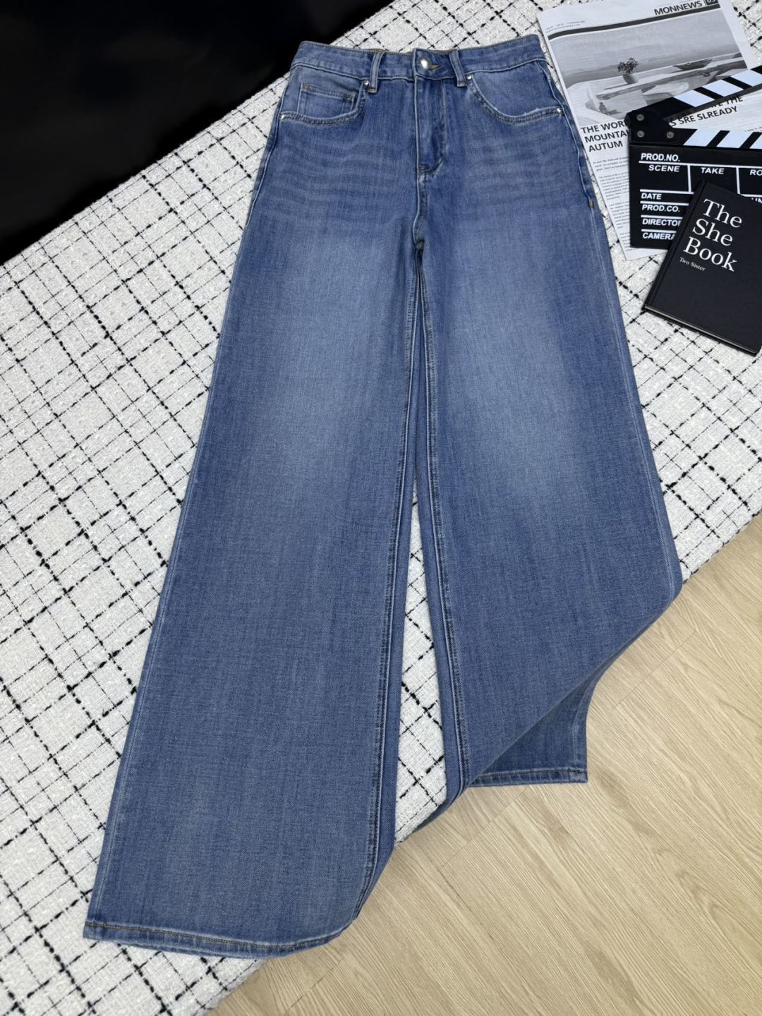 NO:908559,The wearability is up up. Straight-leg jeans decorated with embroidered patterns on the back pockets. The shape is the most unflattering straight-leg cut. The design is just right. It hides the flesh and is not difficult to control. It can be worn with any leg shape to create a chopstick leg effect. The denim blue wash is very beautiful. It uses imported elastic fabric and feels particularly comfortable. Isshiki 26-27-28-29-30.,,jeans,19860909实穿性up up 后口袋刺绣图案装饰直筒牛仔裤 版型是最最不挑人的直筒剪裁 恰到好处的设计 藏肉又不难驾驭 不管什么腿型都可以穿出筷子腿效果 牛仔蓝洗水很好看 采用进口的弹性面料 手感特别舒服 一色26-27-28-29-30.,,jeans,,Women's clothing
