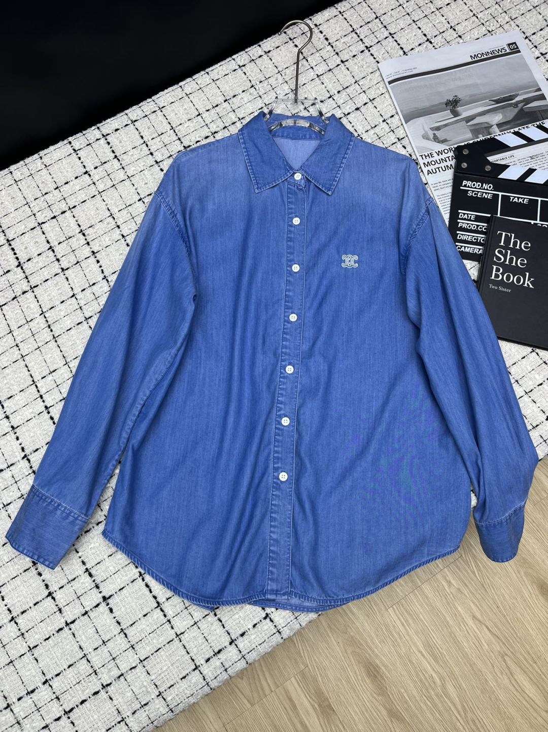 NO:907548,26ss Arc de Triomphe denim shirt. Summer vacation sun protection function shirt. Made of imported Tencel denim cotton. Very light and soft. Can be worn as a sun protection shirt. Very practical. Suitable for various concave shapes. One color SML, shirts,1986090926ss 凯旋门牛仔衬衫 夏季度假防晒功能衬衫 采用进口的天丝牛仔棉 非常轻薄 手感软糯 可以当防晒衬衫穿 很实穿 各种凹造型都适合 一色SML,,shirts,,Women's clothing