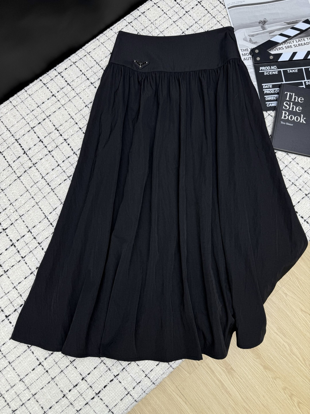 NO:905358,High-end minimalist style 26ss imported cotton long skirt with minimalist design. It’s so easy to wear. It’s a must-have item for old money. It can look great no matter how you match it. It can be used for commuting or vacation. It uses imported cotton fabric and is wrinkle-free. The skirt shape can be maintained well. Two-color SML, skirts,19860909高级感极简风 26ss 极简设计感进口棉长半裙 太好穿了 老钱必备款 不管怎么搭配都能出片 通勤或者度假都可以 采用进口的棉面料 不起皱 裙型可以很好的保持起来 两色SML,,skirts,,Women's clothing