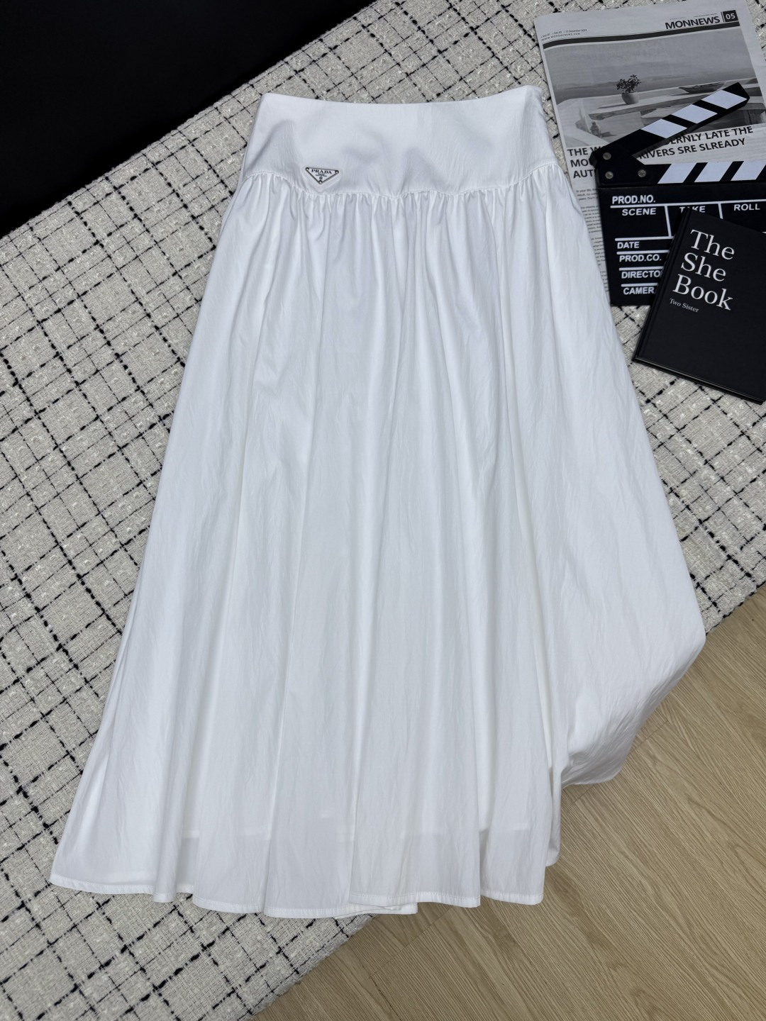 NO:905375,High-end minimalist style 26ss imported cotton long skirt with minimalist design. It’s so easy to wear. It’s a must-have item for old money. It can look great no matter how you match it. It can be used for commuting or vacation. It uses imported cotton fabric and is wrinkle-free. The skirt shape can be maintained well. Two-color SML, skirts,19860909高级感极简风 26ss 极简设计感进口棉长半裙 太好穿了 老钱必备款 不管怎么搭配都能出片 通勤或者度假都可以 采用进口的棉面料 不起皱 裙型可以很好的保持起来 两色SML,,skirts,,Women's clothing
