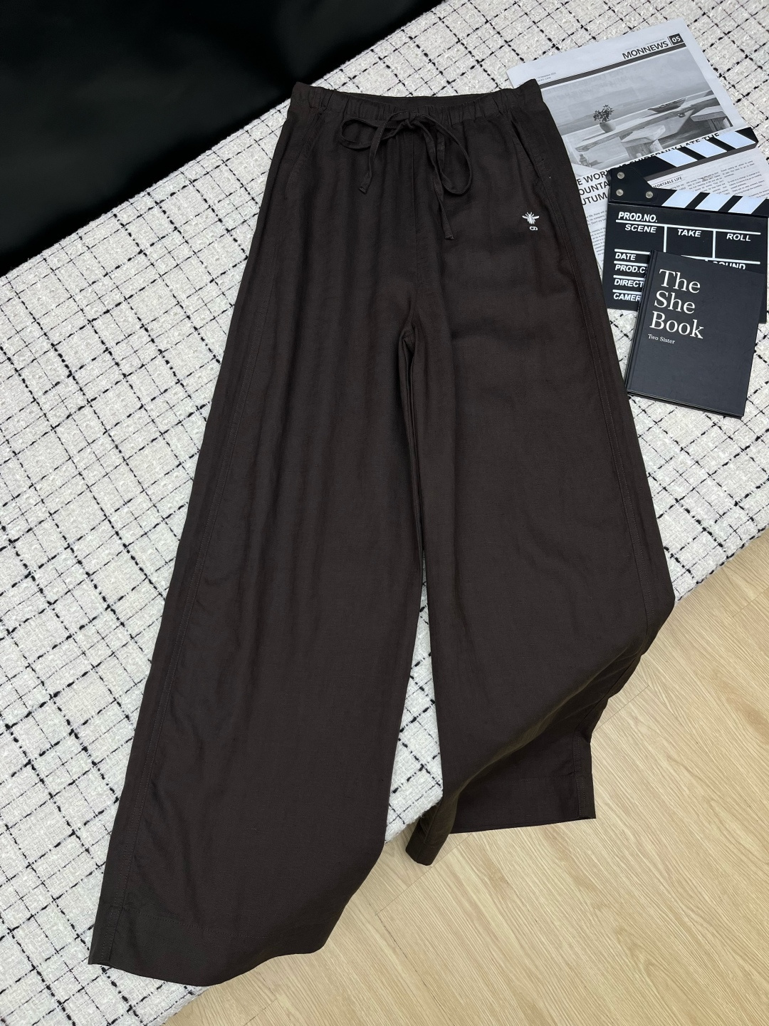 NO:893849,A must-have item for summer outings. 26ss linen pants with embroidered bee decoration. A must-have for daily leisure. Lazy and versatile. It is a versatile style for everyday outings or vacations. Drawstring tie and elastic waist design. Linen fabric. Handle and comfort are excellent. Four colors SMLXL,,19860909夏季出街必备款 26ss 刺绣蜜蜂装饰亚麻裤 日常休闲必备 慵懒感 是日常出街或者度假的百搭款 抽绳系带松紧腰设计 亚麻面料 手感和舒适度都在线 四色SMLXL,,,Women's clothing