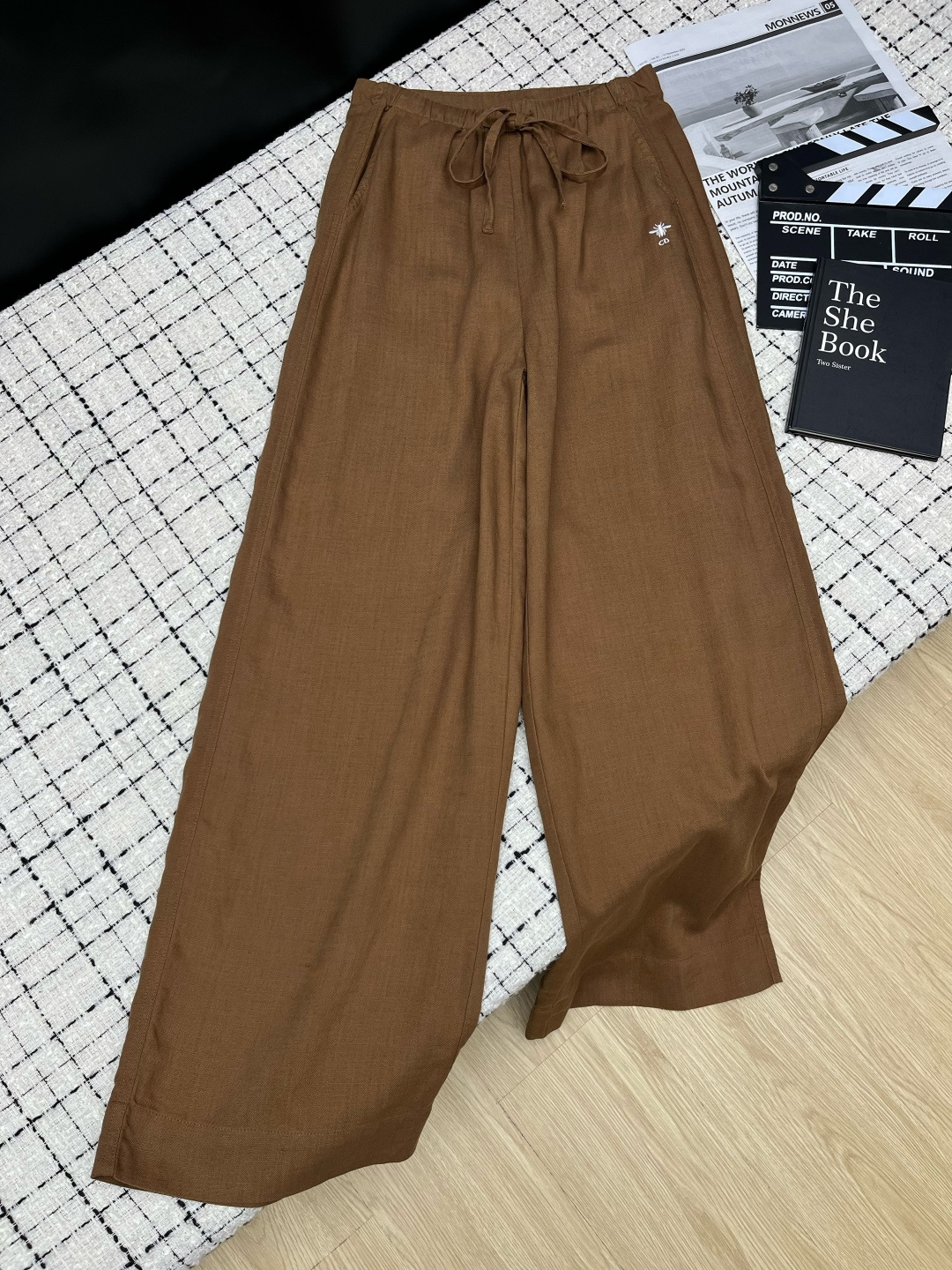 NO:893844,A must-have item for summer outings. 26ss linen pants with embroidered bee decoration. A must-have for daily leisure. Lazy and versatile. It is a versatile style for everyday outings or vacations. Drawstring tie and elastic waist design. Linen fabric. Handle and comfort are excellent. Four colors SMLXL,,19860909夏季出街必备款 26ss 刺绣蜜蜂装饰亚麻裤 日常休闲必备 慵懒感 是日常出街或者度假的百搭款 抽绳系带松紧腰设计 亚麻面料 手感和舒适度都在线 四色SMLXL,,,Women's clothing