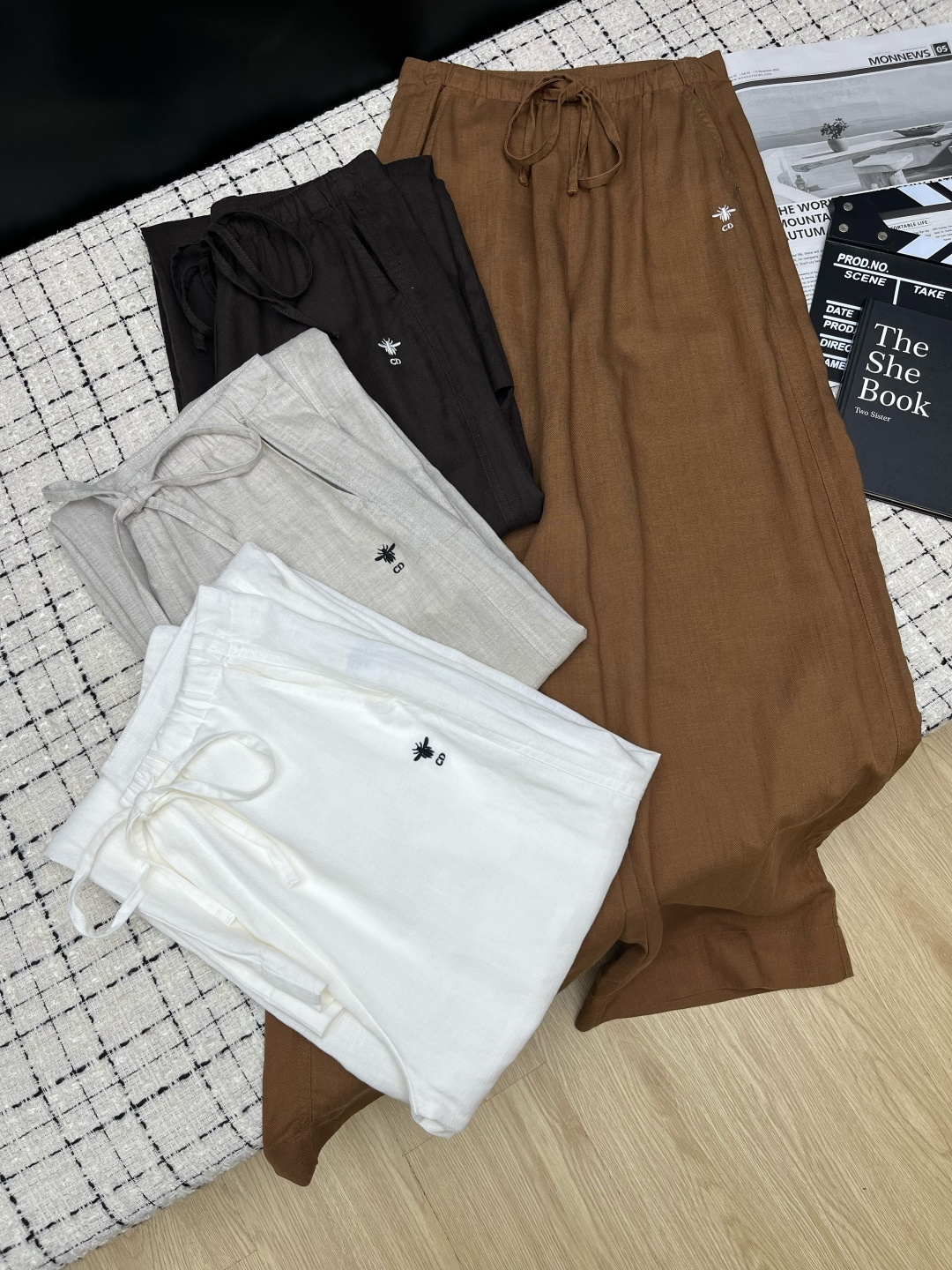 NO:893834,A must-have item for summer outings. 26ss linen pants with embroidered bee decoration. A must-have for daily leisure. Lazy and versatile. It is a versatile style for everyday outings or vacations. Drawstring tie and elastic waist design. Linen fabric. Handle and comfort are excellent. Four colors SMLXL,,19860909夏季出街必备款 26ss 刺绣蜜蜂装饰亚麻裤 日常休闲必备 慵懒感 是日常出街或者度假的百搭款 抽绳系带松紧腰设计 亚麻面料 手感和舒适度都在线 四色SMLXL,,,Women's clothing