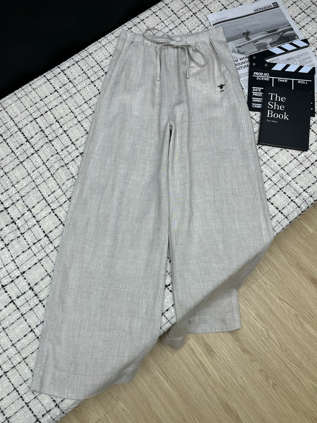 NO:893839,A must-have item for summer outings. 26ss linen pants with embroidered bee decoration. A must-have for daily leisure. Lazy and versatile. It is a versatile style for everyday outings or vacations. Drawstring tie and elastic waist design. Linen fabric. Handle and comfort are excellent. Four colors SMLXL,,19860909夏季出街必备款 26ss 刺绣蜜蜂装饰亚麻裤 日常休闲必备 慵懒感 是日常出街或者度假的百搭款 抽绳系带松紧腰设计 亚麻面料 手感和舒适度都在线 四色SMLXL,,,Women's clothing