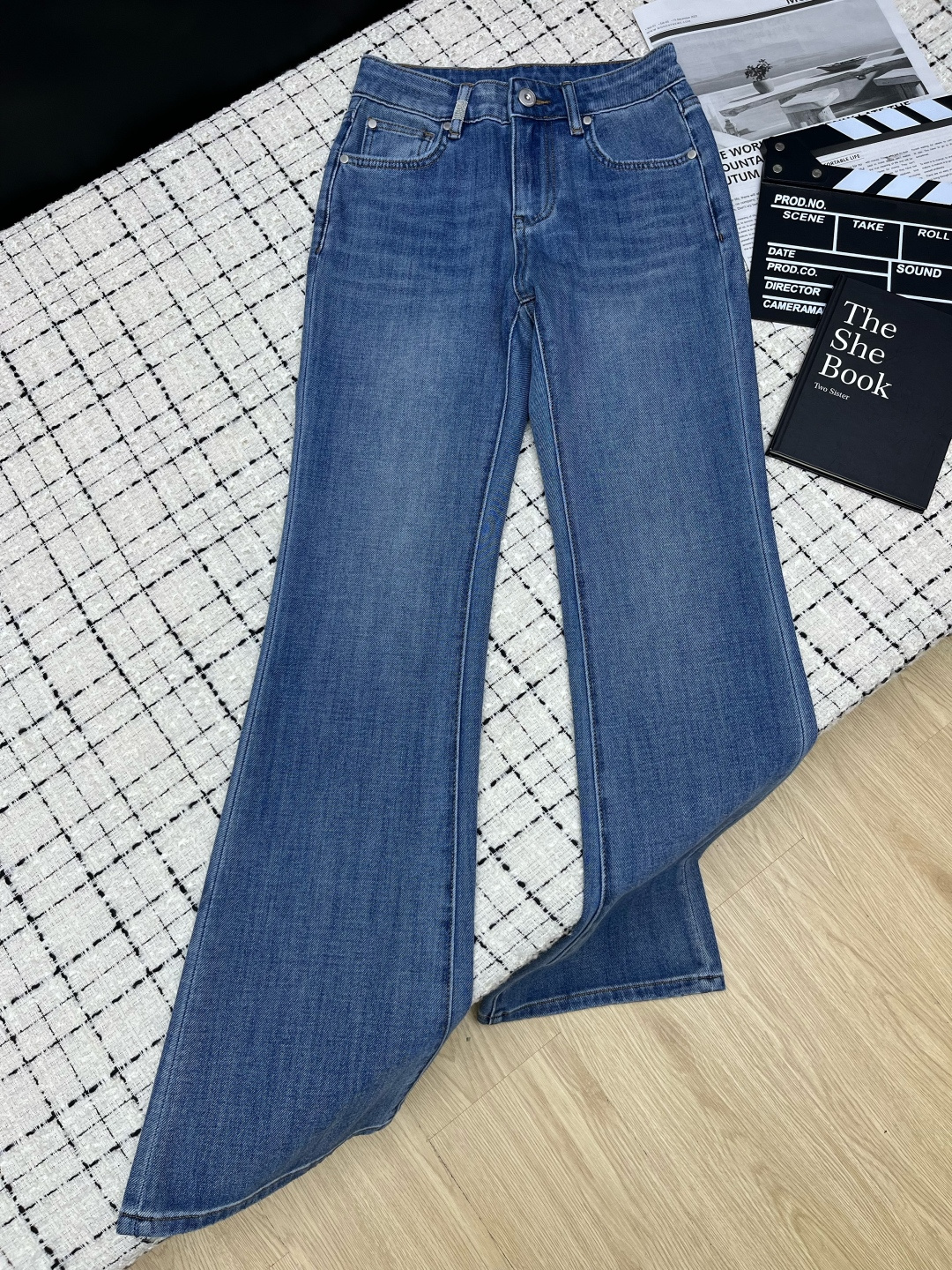 NO:899718,Brunell* cucinell* long-leg pants are coming. 26 new styles. Micro-flared jeans with small embroidery on the back pocket. Classic chain embellishment. So easy to wear. The micro-flared version is the magic tool for long legs. It can make your legs look 1.8 meters tall in one second. It is versatile no matter what style it is. Made of imported elastic cotton fabric, the upper body is very comfortable and does not feel restrictive. Two colors 26-27-28-29-30.,, brunello cucinelli,jeans,19860909Brunell* cucinell*长腿裤子来袭 26新款 后袋图案小刺绣微喇牛仔裤 经典链条点缀 太好穿了 微喇版型就是腿腿的长腿神器 一秒穿出一米八腿精效果 不管什么风格都百搭 采用进口的弹性棉面料 上身很舒服没有束缚感 两色26-27-28-29-30.,,brunello cucinelli,jeans,,Women's clothing