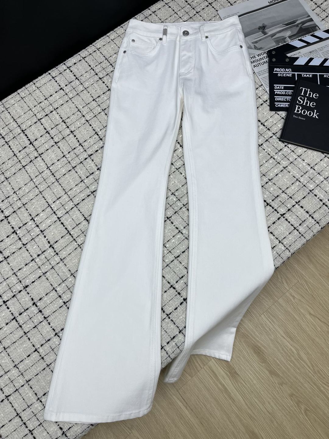 NO:899702,Brunell* cucinell* long-leg pants are coming. 26 new styles. Micro-flared jeans with small embroidery on the back pocket. Classic chain embellishment. So easy to wear. The micro-flared version is the magic tool for long legs. It can make your legs look 1.8 meters tall in one second. It is versatile no matter what style it is. Made of imported elastic cotton fabric, the upper body is very comfortable and does not feel restrictive. Two colors 26-27-28-29-30.,, brunello cucinelli,jeans,19860909Brunell* cucinell*长腿裤子来袭 26新款 后袋图案小刺绣微喇牛仔裤 经典链条点缀 太好穿了 微喇版型就是腿腿的长腿神器 一秒穿出一米八腿精效果 不管什么风格都百搭 采用进口的弹性棉面料 上身很舒服没有束缚感 两色26-27-28-29-30.,,brunello cucinelli,jeans,,Women's clothing