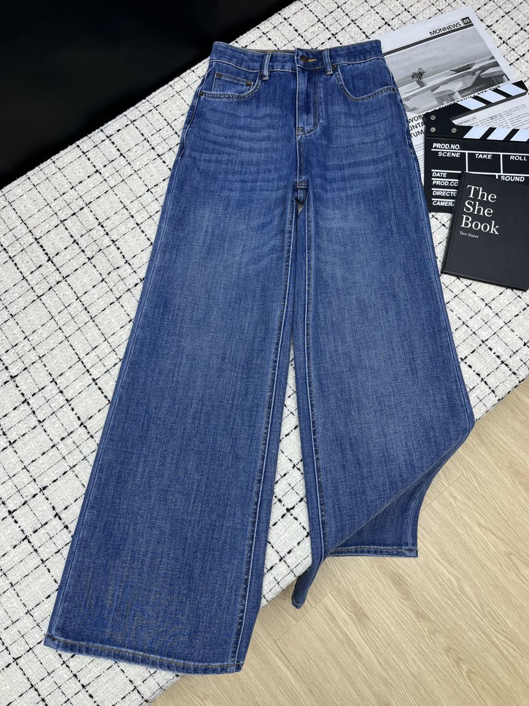 NO:907529,26ss Loro Pian* back pocket small metal embellished straight pants. Super slim and tall. A must-have item for everyone. The upper body is very tall. Backup metal design. Details must be included. Two colors 26-27-28-29-30.,, loro piana,1986090926ss Loro Pian*后袋小金属点缀直筒裤 超级显瘦显高的心机 人手必备搭配单品 版型上身很显高 后备金属设计 细节控必入 两色26-27-28-29-30.,,loro piana,,Women's clothing