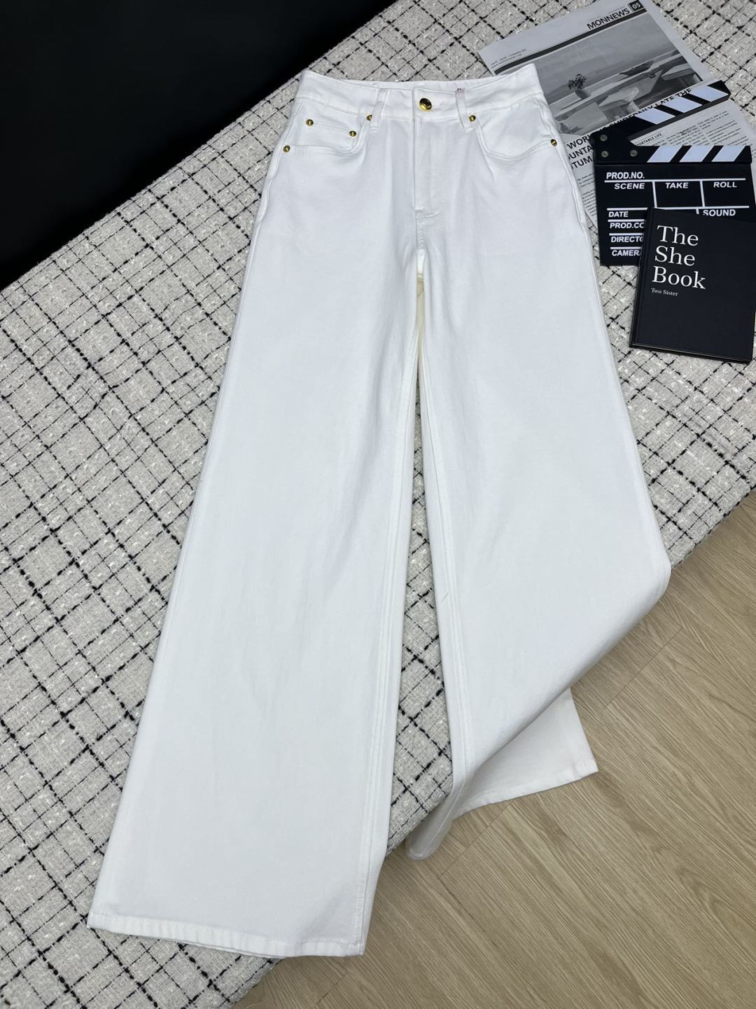 NO:907537,26ss Loro Pian* back pocket small metal embellished straight pants. Super slim and tall. A must-have item for everyone. The upper body is very tall. Backup metal design. Details must be included. Two colors 26-27-28-29-30.,, loro piana,1986090926ss Loro Pian*后袋小金属点缀直筒裤 超级显瘦显高的心机 人手必备搭配单品 版型上身很显高 后备金属设计 细节控必入 两色26-27-28-29-30.,,loro piana,,Women's clothing