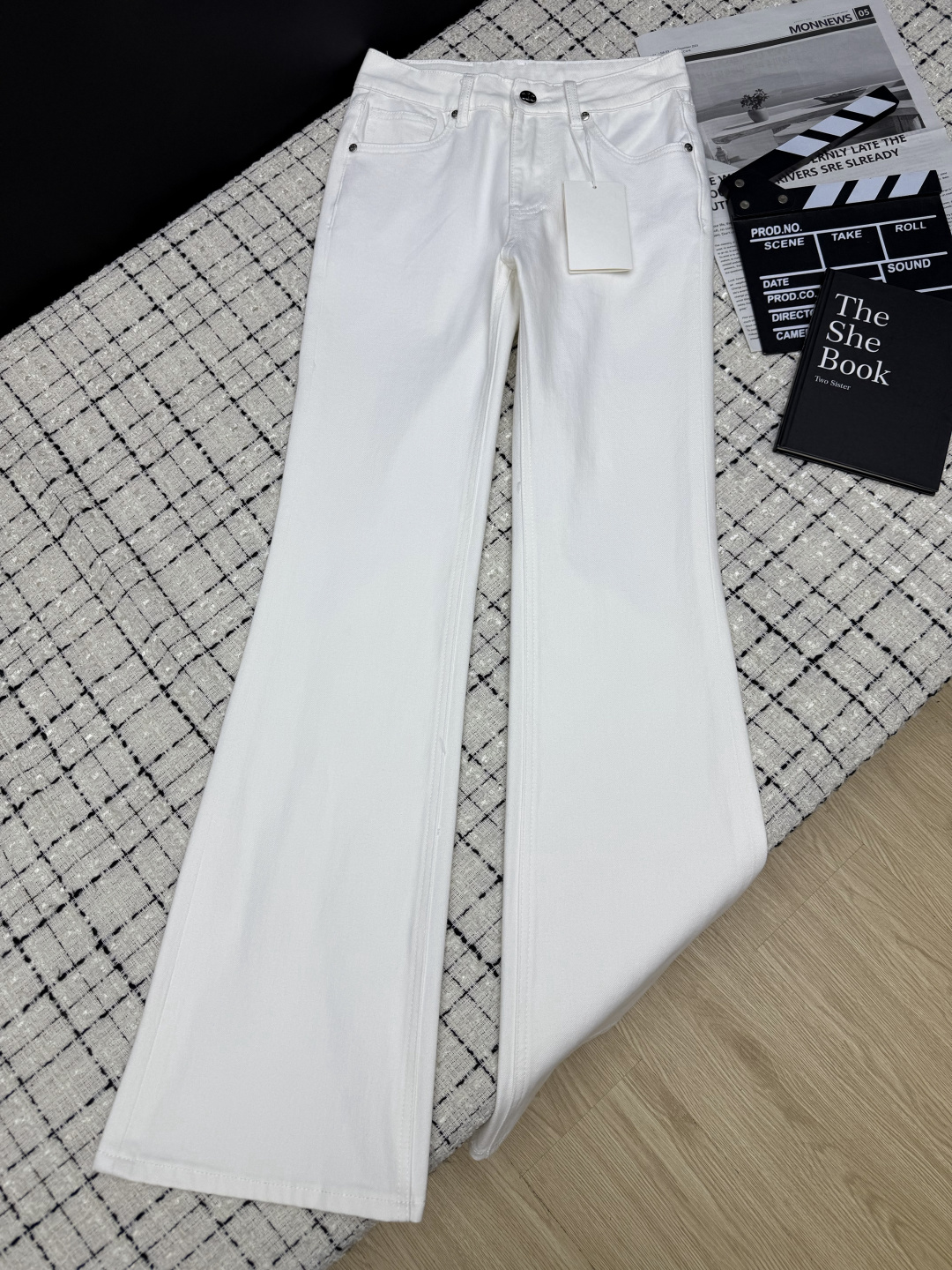 NO:903671,Long-leg pants are coming. 26ss boot-cut jeans with embroidered logo on the back pocket are so easy to wear. The boot-cut version is the magic tool for long legs. You can wear it in one second to make your legs look 1.8 meters tall. It is versatile no matter what style it is. Retro washed blue denim + exquisite washed white. It is made of imported elastic cotton fabric. The upper body is very comfortable and does not feel restrictive. One color 26-27-28-29-30.,,jeans,19860909长腿裤子来袭 26ss 后袋刺绣logo微喇牛仔裤 太好穿了 微喇版型就是腿腿的长腿神器 一秒穿出一米八腿精效果 不管什么风格都百搭 复古洗水蓝牛仔+精致洗水白色 采用进口的弹性棉面料 上身很舒服没有束缚感 一色26-27-28-29-30.,,jeans,,Women's clothing