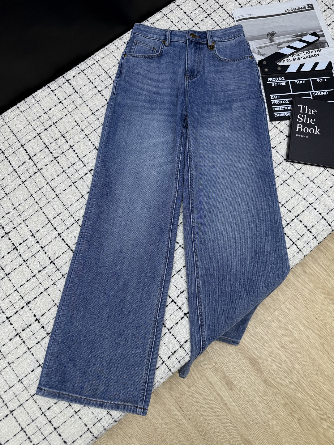 NO:907561,The must-have jeans for long legs, 26ss straight-leg jeans with printed inside. The metal logo design on the front and back is low-key and recognizable. The sense of luxury is online. Exquisite leather brand details. The retro denim blue wash is versatile and easy to choose. The straight version is amazing. It looks great when worn with rolled edges. It makes your legs look longer in one second. One color 26-27-28-29-30.,,jeans,19860909长腿必备牛仔裤 26ss 里面印花直筒牛仔裤 前后金属logo设计低调又有辨识度 高级感在线 精致的皮牌细节 复古的牛仔蓝洗水百搭又不挑衣服 直筒版型赞爆了 卷边穿超好看 一秒显腿长 一色26-27-28-29-30.,,jeans,,Women's clothing