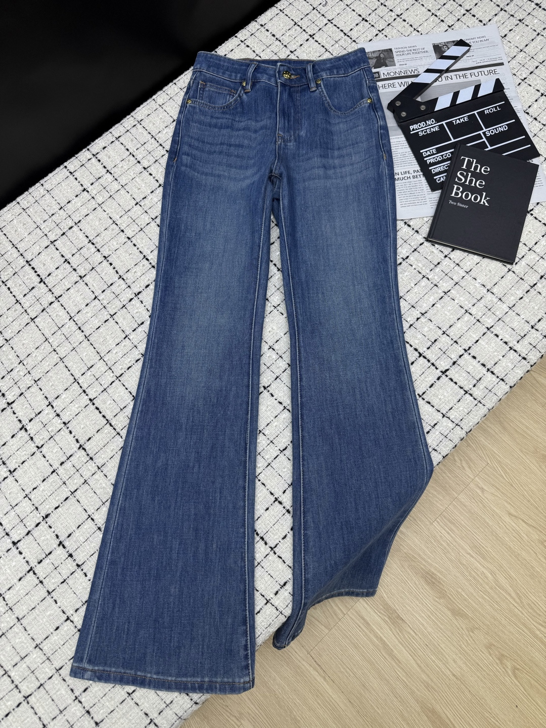 NO:903623,Long-leg pants are coming. 26ss boot-cut jeans with embroidered logo on the back pocket are so easy to wear. The boot-cut version is the magic tool for long legs. You can wear it in one second to make your legs look 1.8 meters tall. It is versatile no matter what style it is. Retro washed blue denim + exquisite washed white. It is made of imported elastic cotton fabric. The upper body is very comfortable and does not feel restrictive. One color 26-27-28-29-30.,,jeans,19860909长腿裤子来袭 26ss 后袋刺绣logo微喇牛仔裤 太好穿了 微喇版型就是腿腿的长腿神器 一秒穿出一米八腿精效果 不管什么风格都百搭 复古洗水蓝牛仔+精致洗水白色 采用进口的弹性棉面料 上身很舒服没有束缚感 一色26-27-28-29-30.,,jeans,,Women's clothing