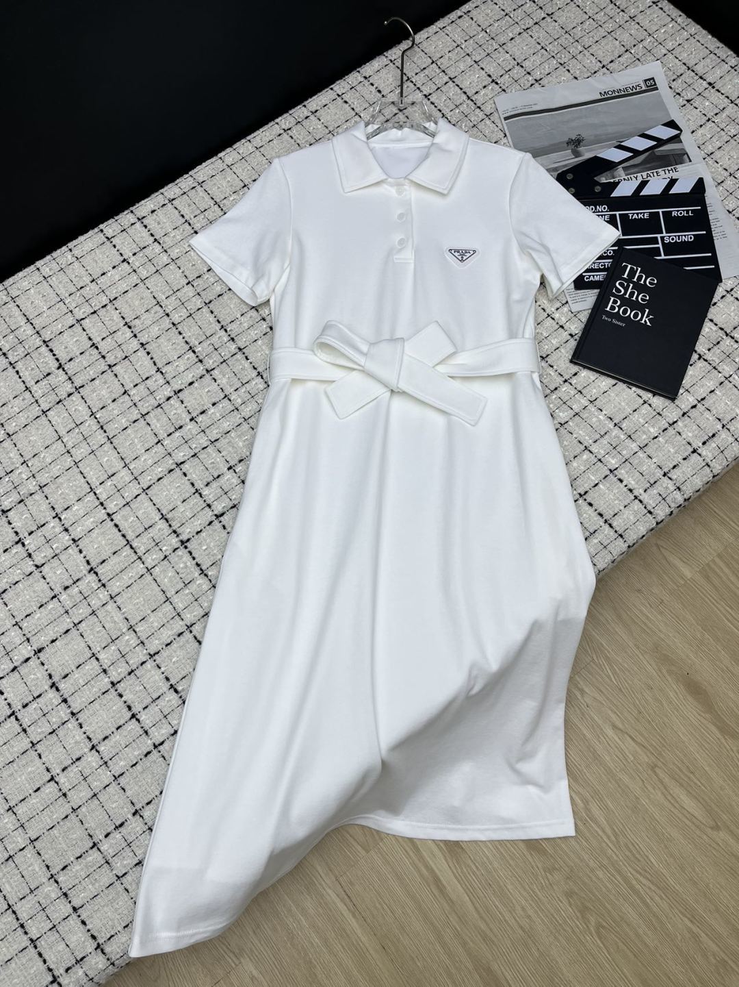 NO:893848,A must-have for lazy people. Prad*26 new model. Triangular logo decorated lapel lace-up dress. One-piece OP skirt. Simple and elegant design. Classic triangle logo decoration on the chest. Belt at the waist to make the waist look slimmer. The version is just right to easily hide the body and make the body look slimmer. Two-color SML, prada, skirts,19860909懒人必备 Prad*26新款 三角标装饰翻领系带连衣裙 一件式OP裙 简洁大方设计 胸前经典三角标装饰 腰间系带收腰显瘦 版型恰到好处轻松藏肉显瘦 两色SML,,prada,skirts,,Women's clothing