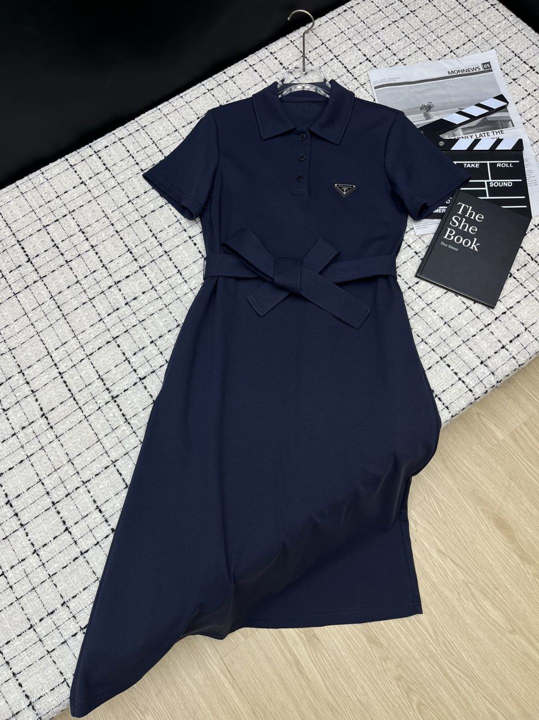 NO:893853,A must-have for lazy people. Prad*26 new model. Triangular logo decorated lapel lace-up dress. One-piece OP skirt. Simple and elegant design. Classic triangle logo decoration on the chest. Belt at the waist to make the waist look slimmer. The version is just right to easily hide the body and make the body look slimmer. Two-color SML, prada, skirts,19860909懒人必备 Prad*26新款 三角标装饰翻领系带连衣裙 一件式OP裙 简洁大方设计 胸前经典三角标装饰 腰间系带收腰显瘦 版型恰到好处轻松藏肉显瘦 两色SML,,prada,skirts,,Women's clothing