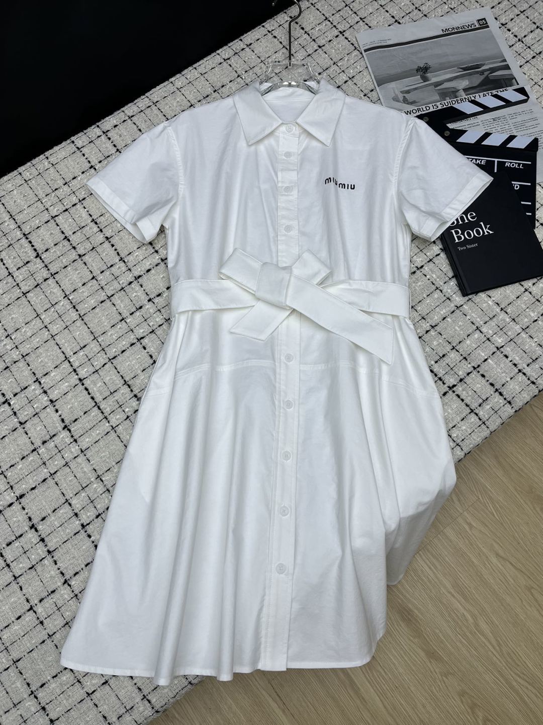 NO:908549,26 new style dress with logo embroidery on the chest. A super practical shirt-style dress. The whole skirt is cut with a three-dimensional umbrella hem. The upper body skirt has a particularly good shape. It can be easily worn to create a slim waist. It makes you appear taller and slimmer. It is made of light and thin imported cotton fabric. It is crisp and stylish. One color SML, skirts, shirts,1986090926新款 胸前logo刺绣连衣裙 超级实穿款的衬衫式连衣裙 整个裙摆采用立体伞摆剪裁 上身裙型特别好 轻松穿出小蛮腰 显高显瘦 采用轻薄进口棉面料 挺括有型 一色SML,,skirts,shirts,,Women's clothing